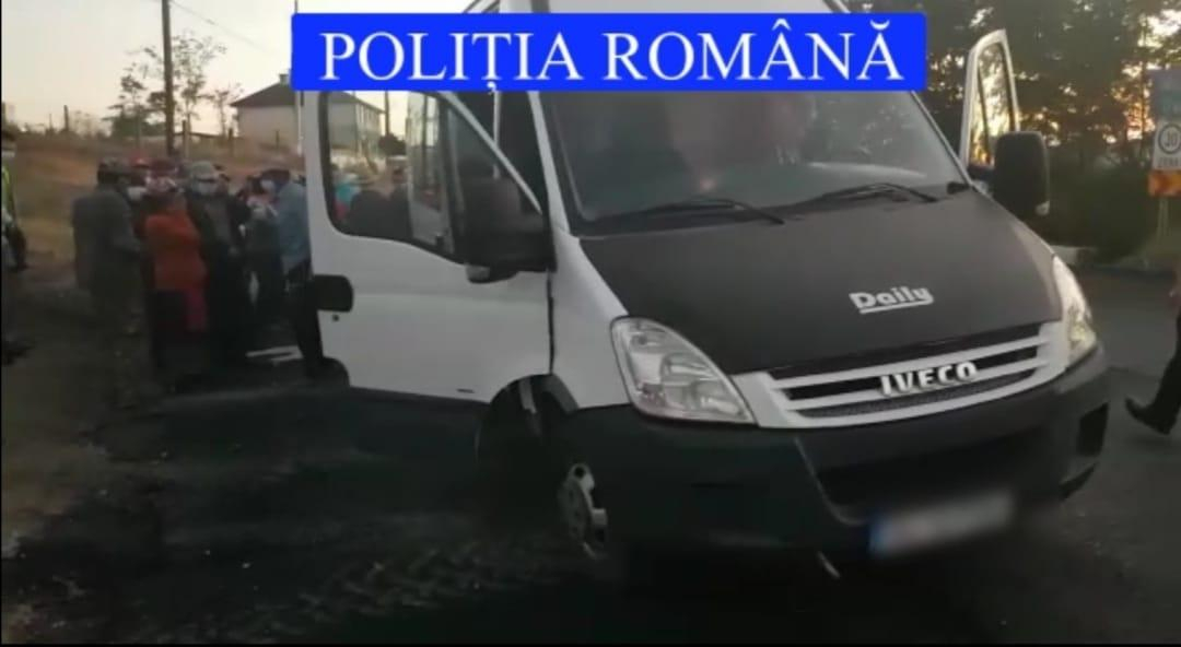 40 de persoane, înghesuite într-o dubă de marfă