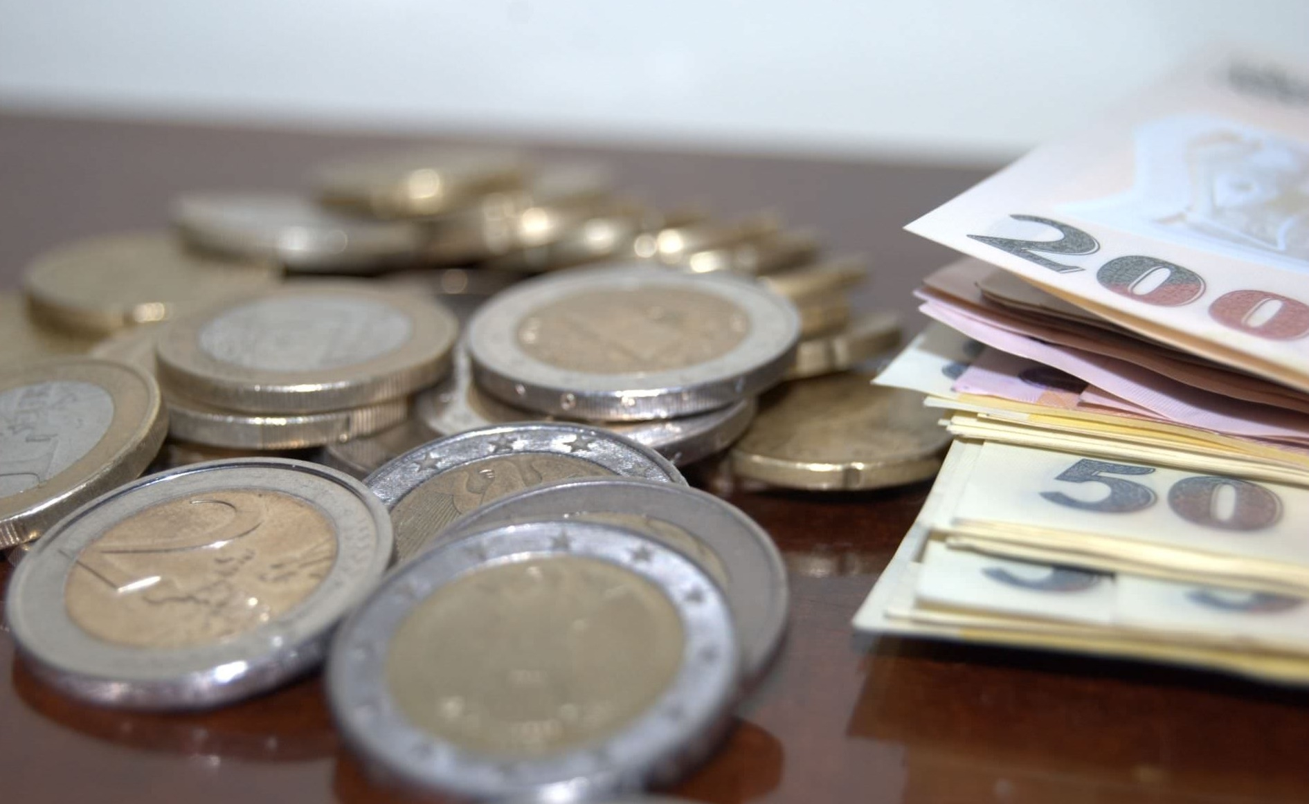 Euro se menține peste 5,09 lei și țintește pragul de 5,10 lei