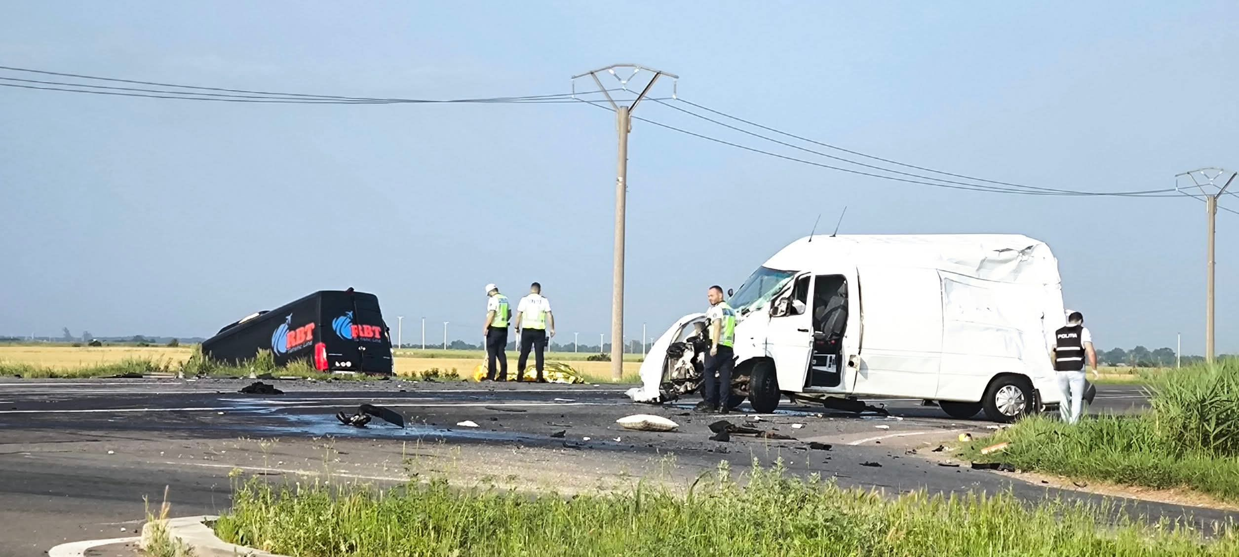 Microbuz de aeroport, accident grav la Brăila. Mașina era plină cu gălățeni