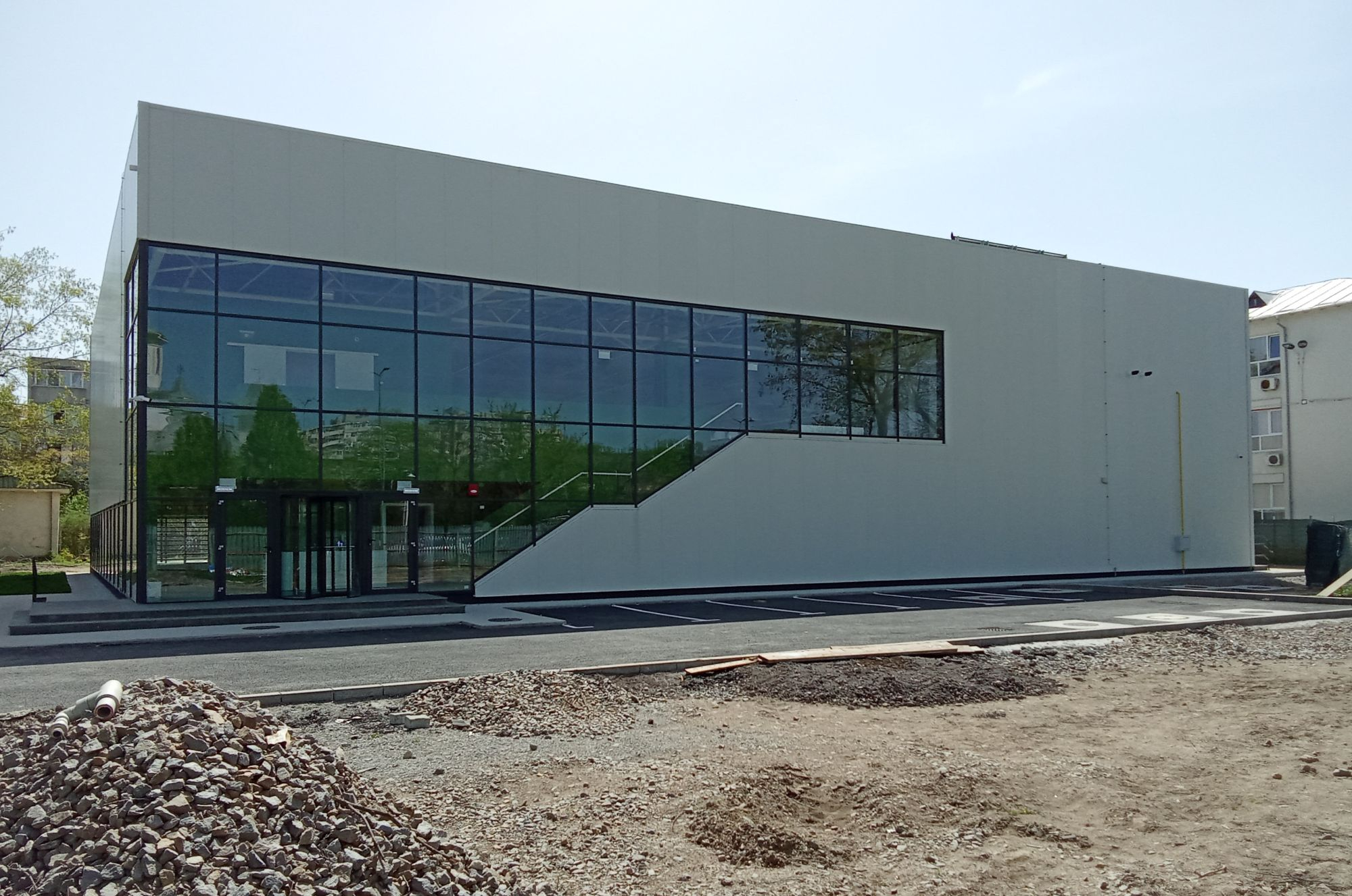 Noua sală de sport de la Şcoala Nr. 29, mai scumpă, dar finalizată (FOTO)