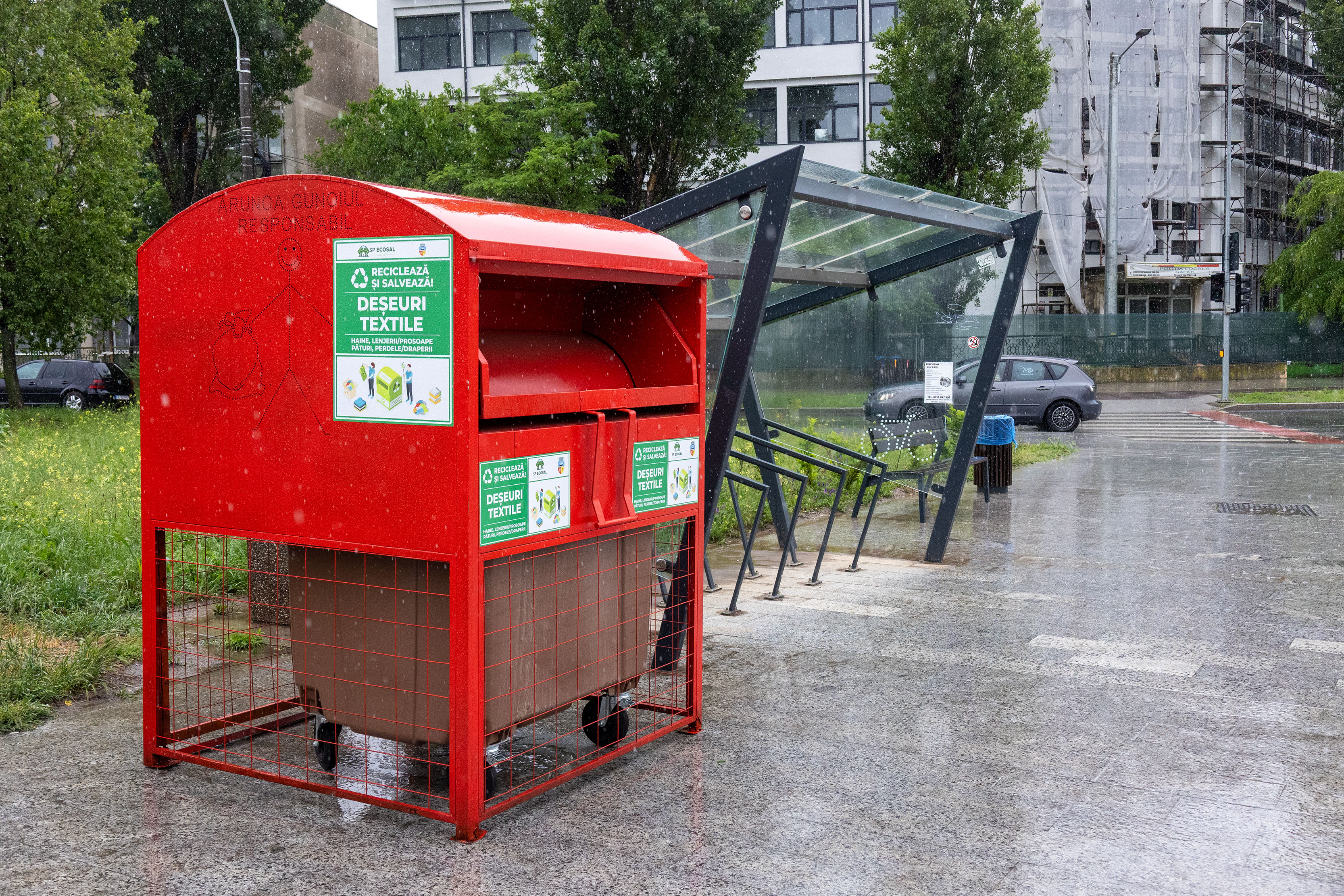 Containere speciale pentru îmbrăcăminte şi încălţăminte uzată, în Galaţi