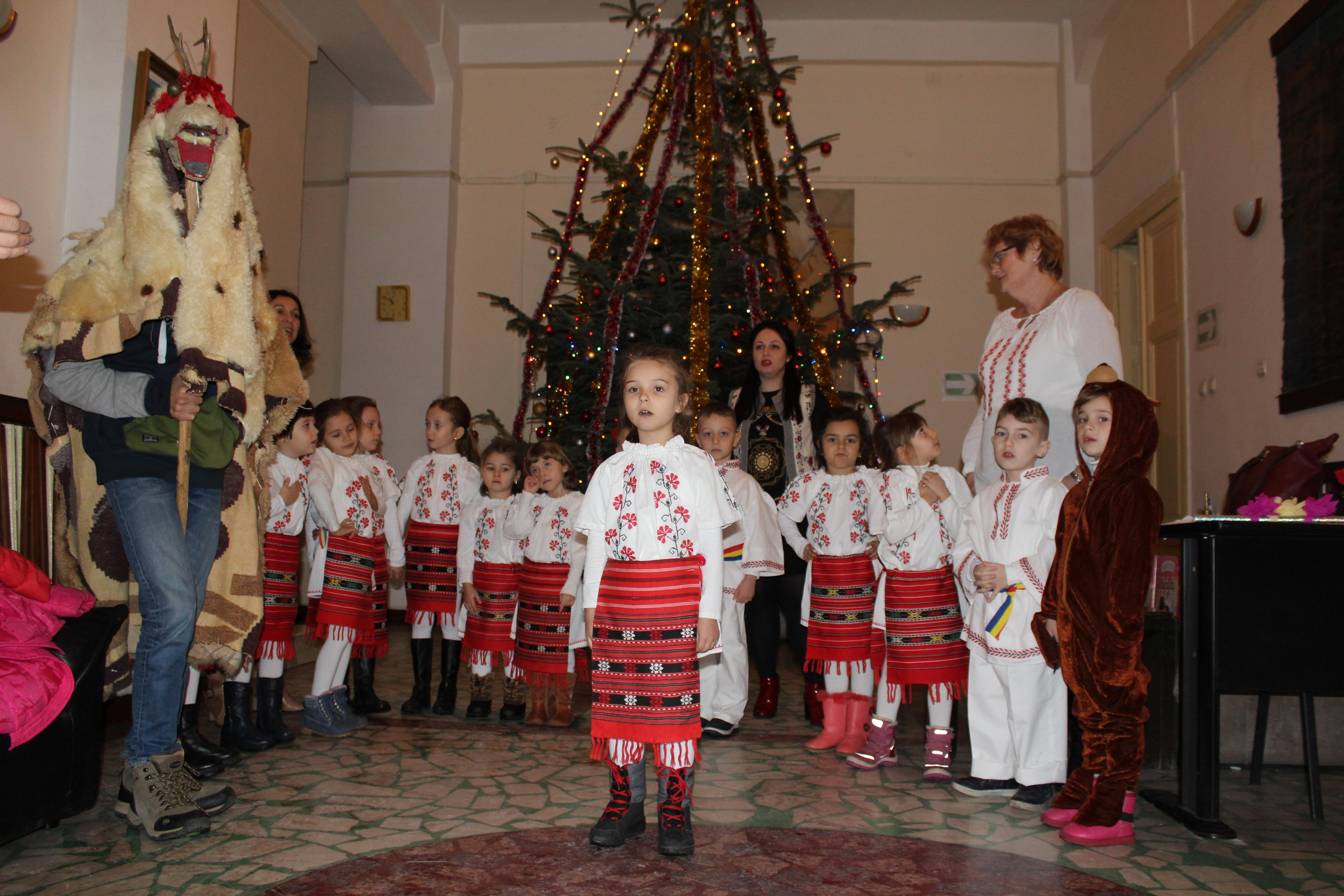 Ne-au colindat copiii de la ”Otilia Cazimir”