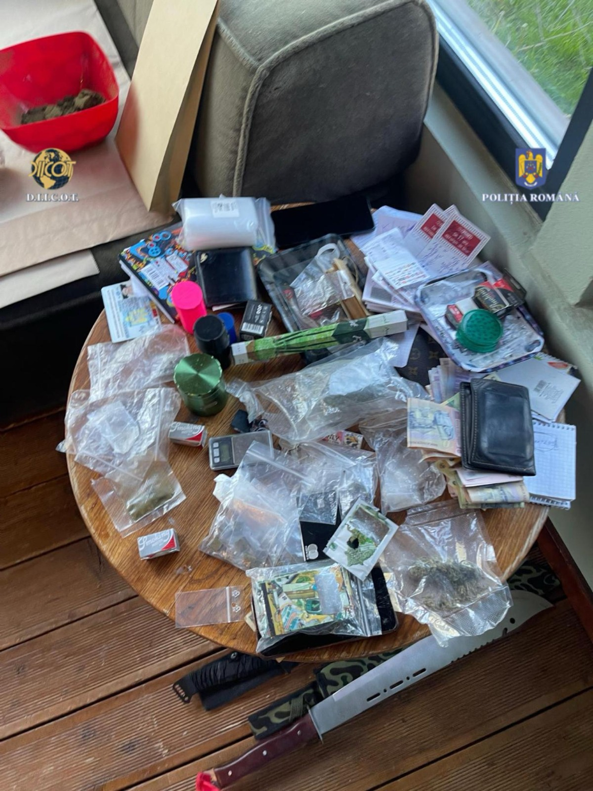 A căzut o rețea interjudețeană care vindea cocaină în Galați