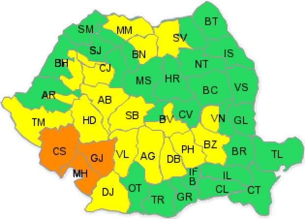 Cod galben de ploi torenţiale şi vijelii până luni. Iată judeţele avertizate