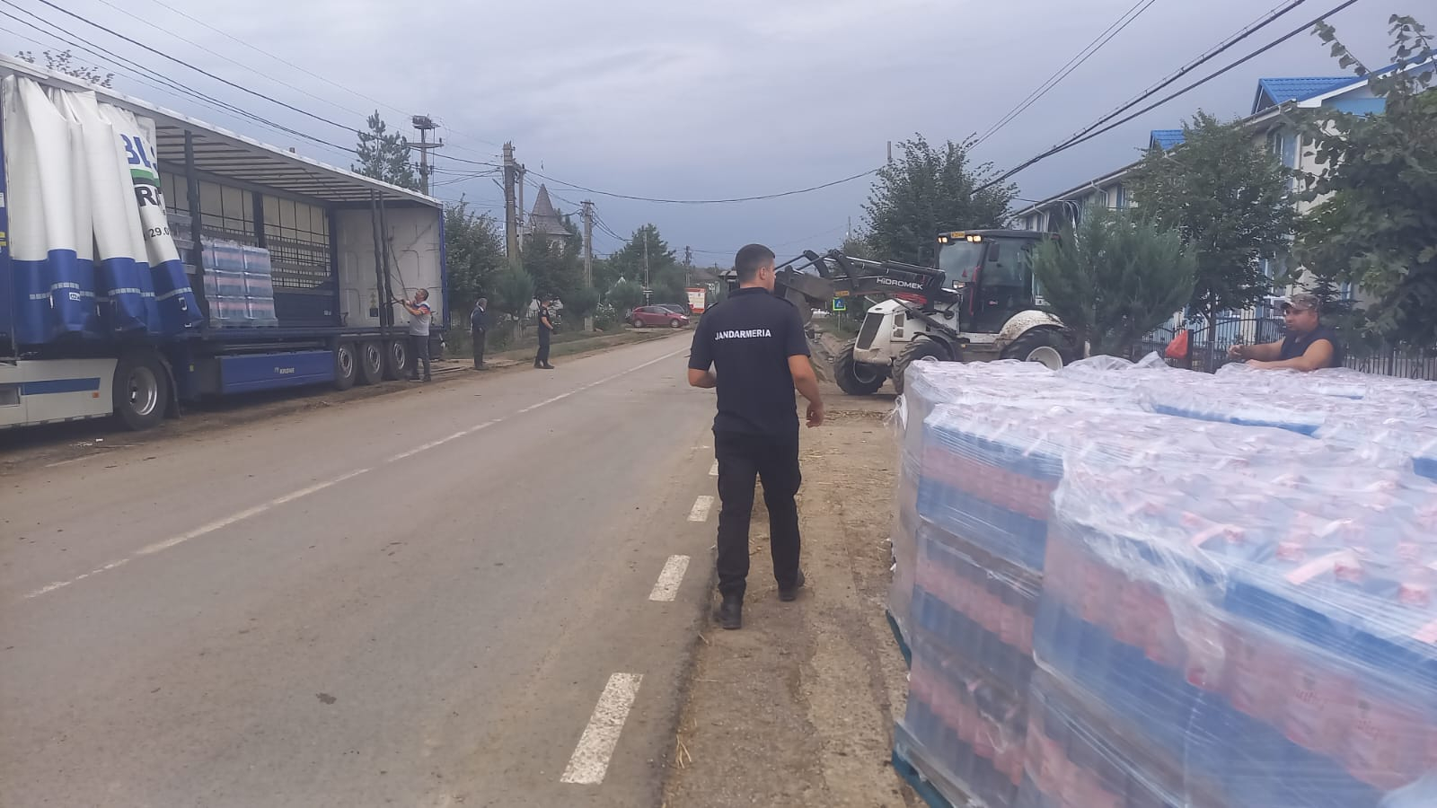 Sute de tone de mâncare și şase tabere de corturi. Rezerva de Stat, deschisă pentru sinistrații din Galați