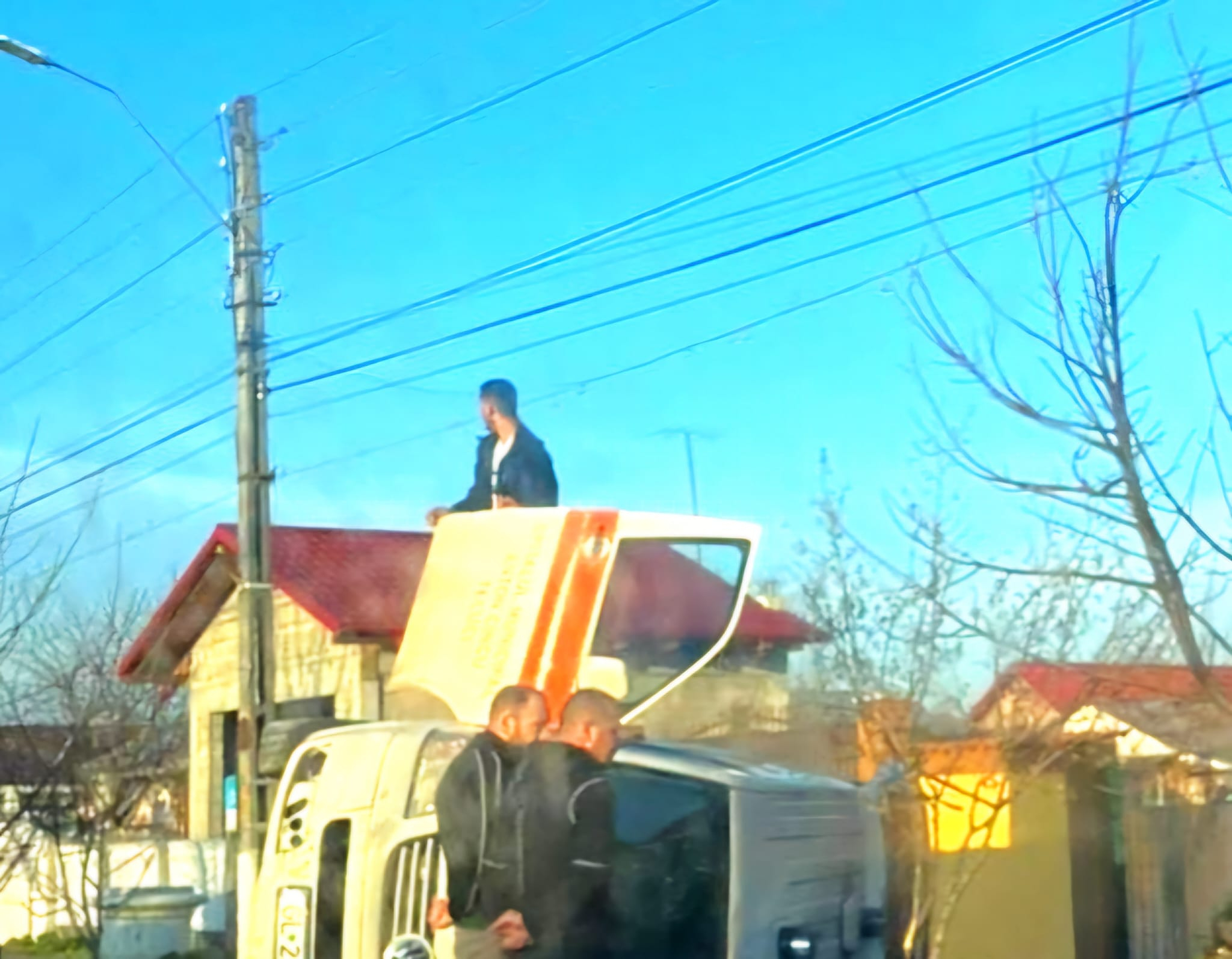 Bărbat rănit într-o ambulanță care a intrat într-un cap de pod