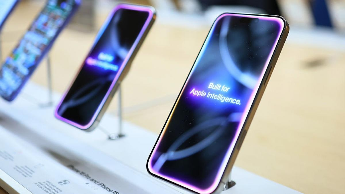 600 de tone de telefoane, aduse cu avionul din India