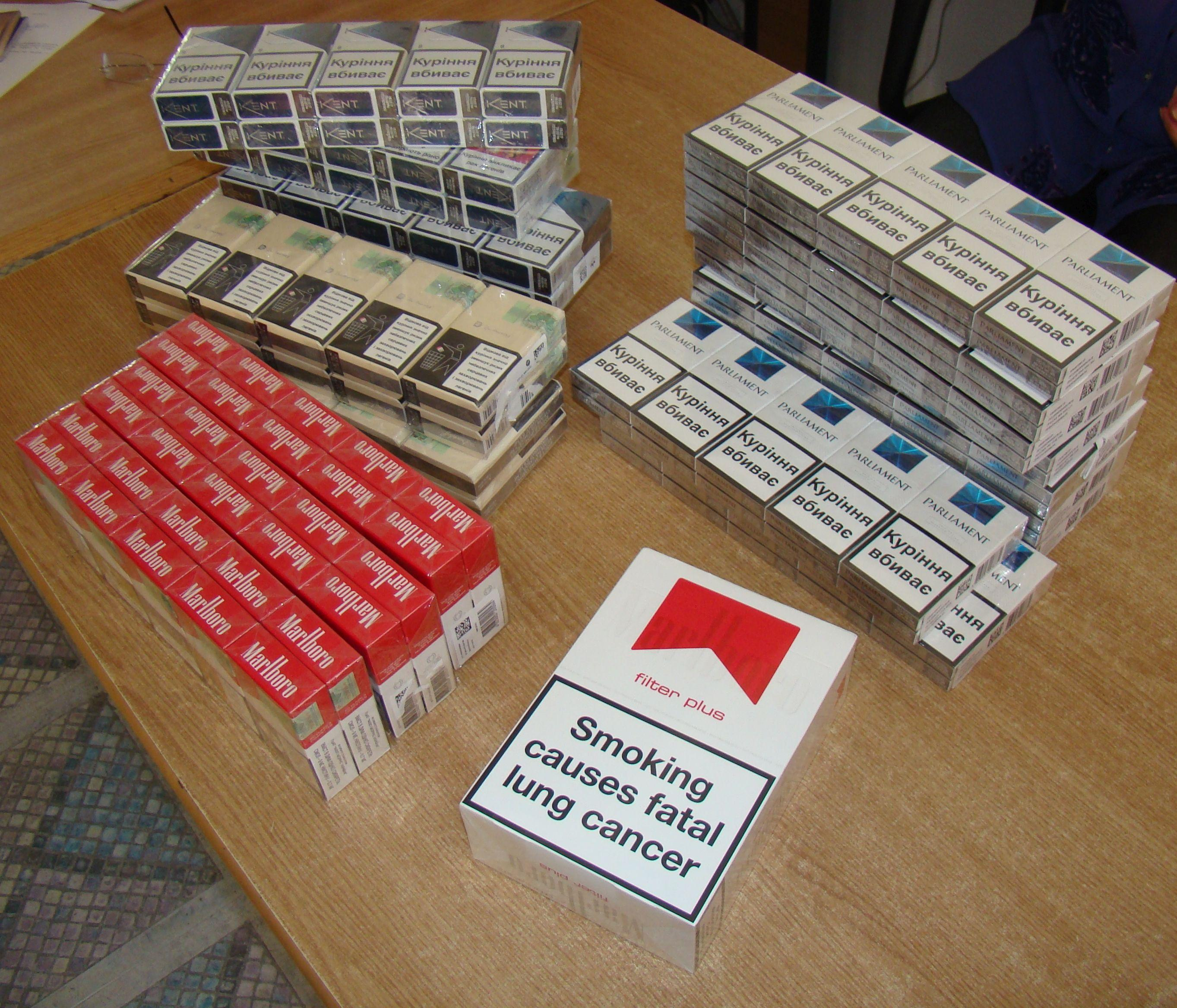 Contrabandă: şi-a ascuns ţigări în bagajele persoanale