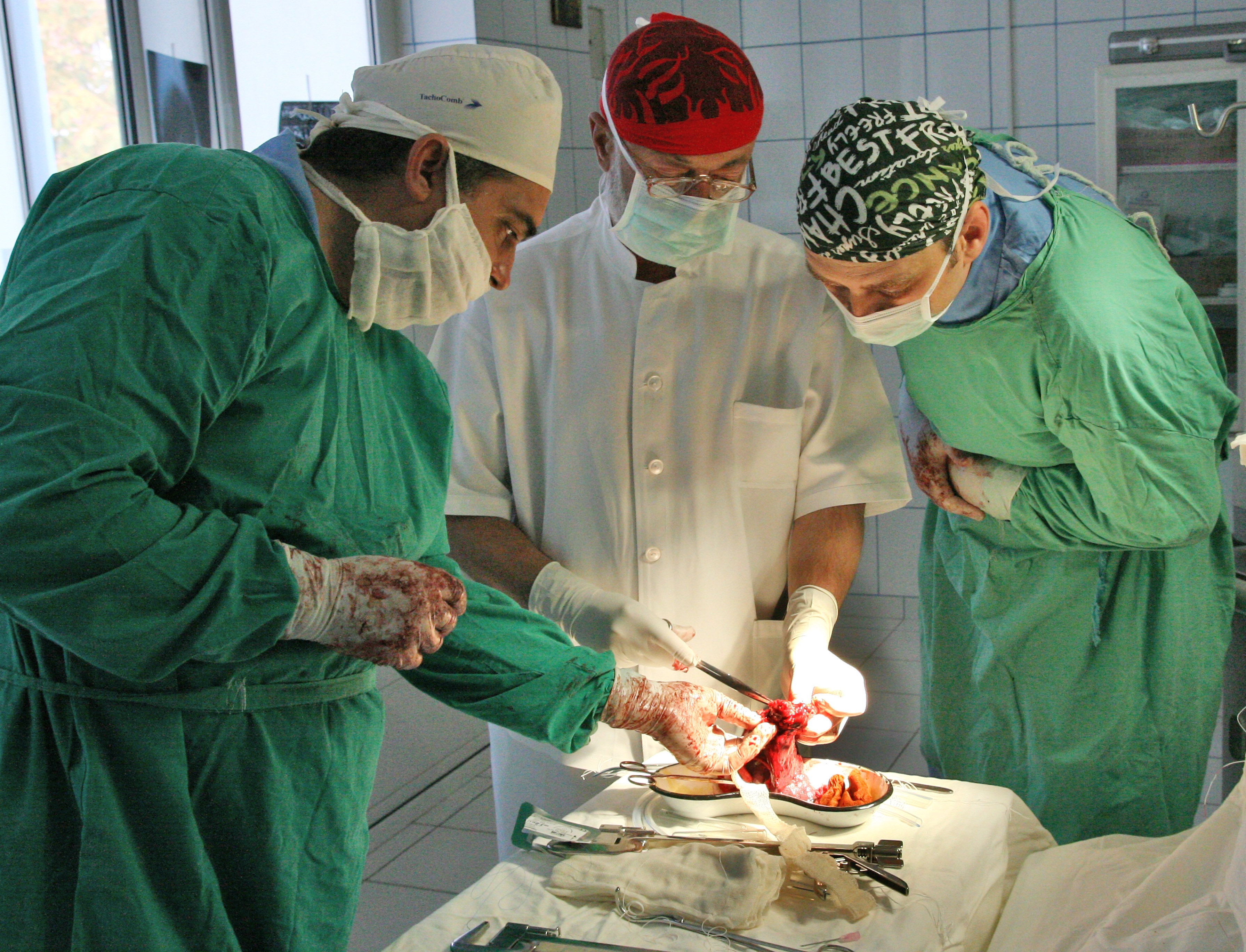 Gălăţean ajuns în stare gravă la Spitalul Judeţean/ Picioarele i-au fost tăiate de tren