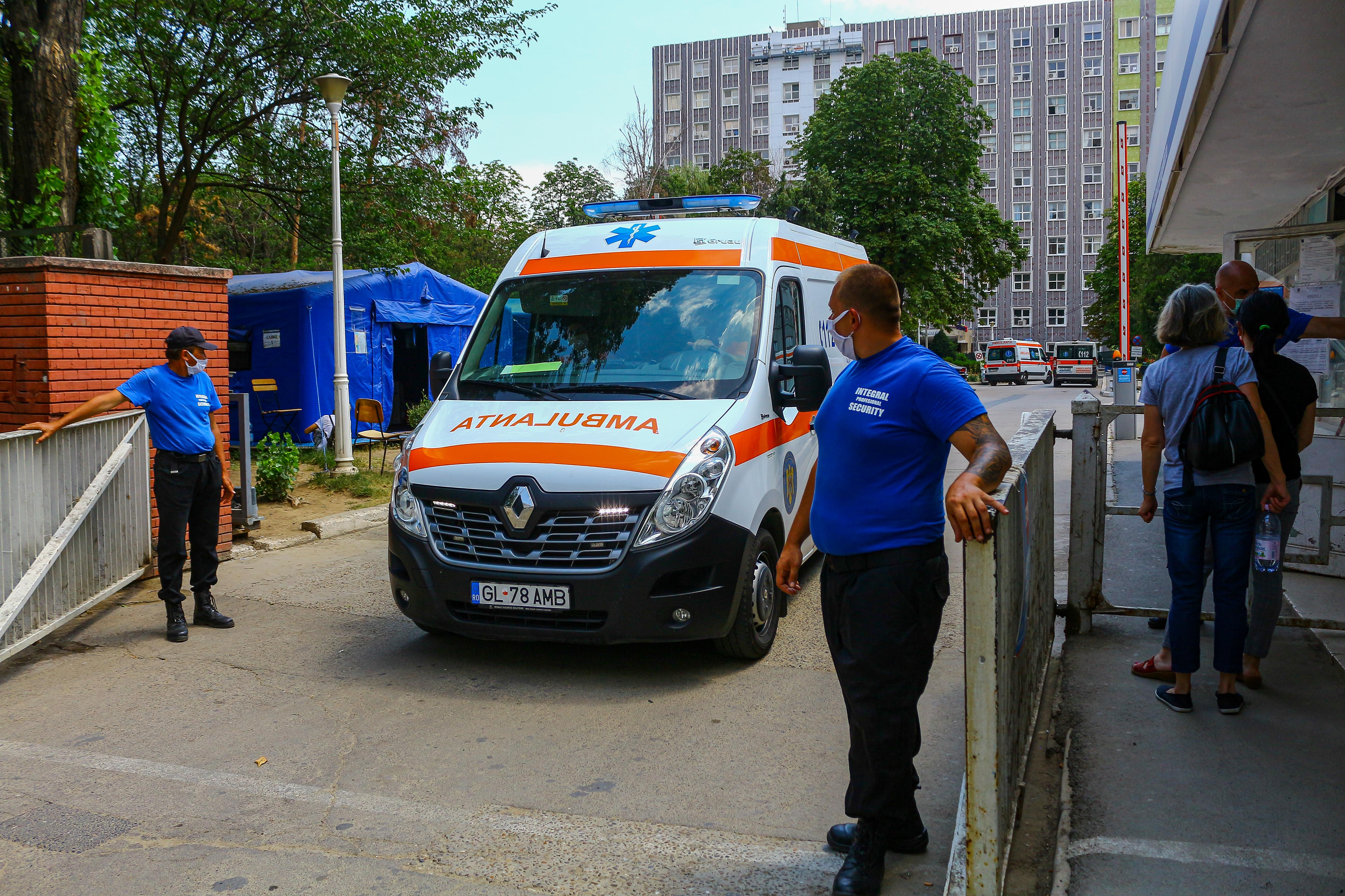 Spitalul nu este închis, iar oraşul nu intră în carantină