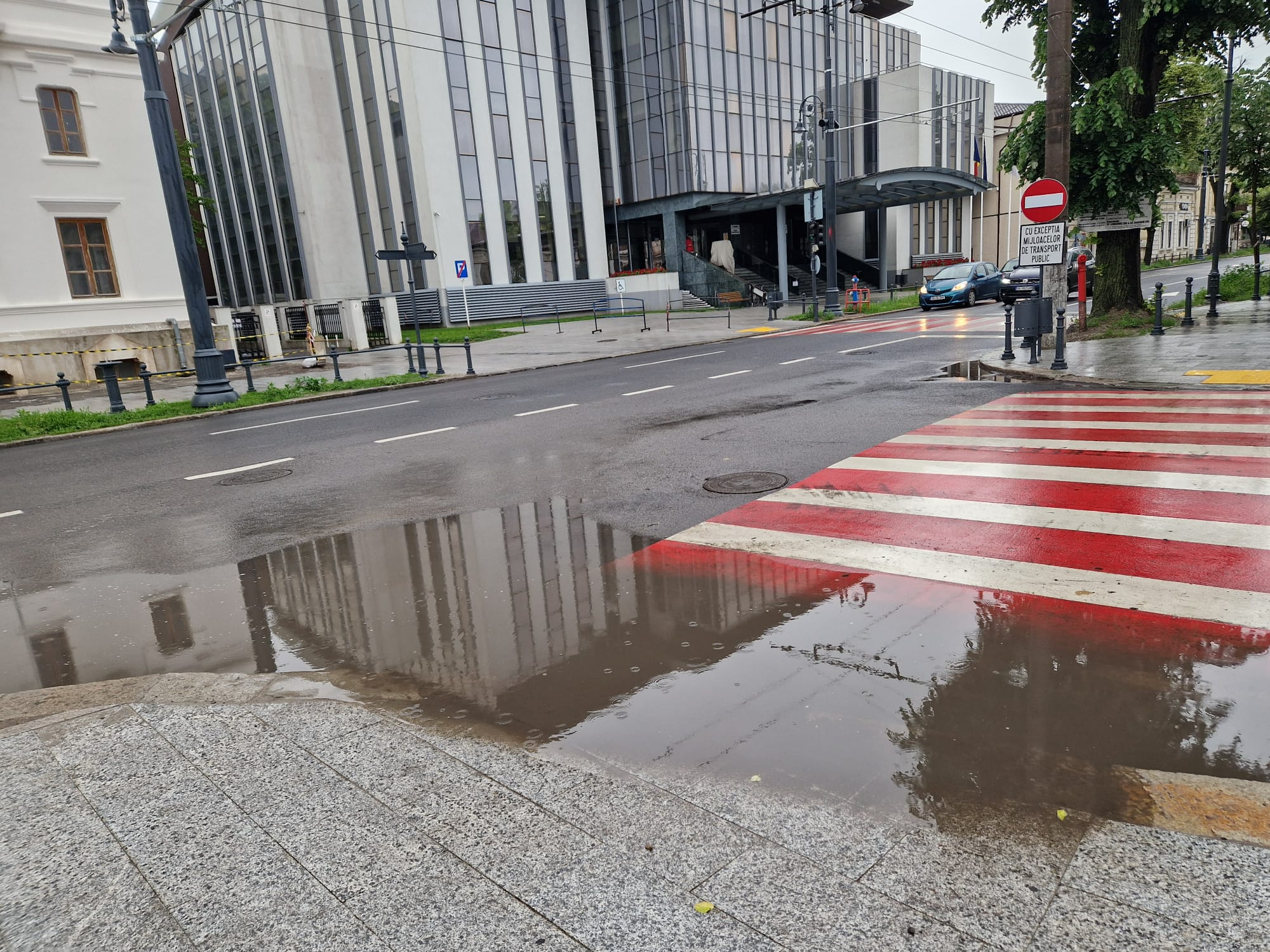 Poza zilei. Ploaie avem, canalizare avem, înclinare, ba