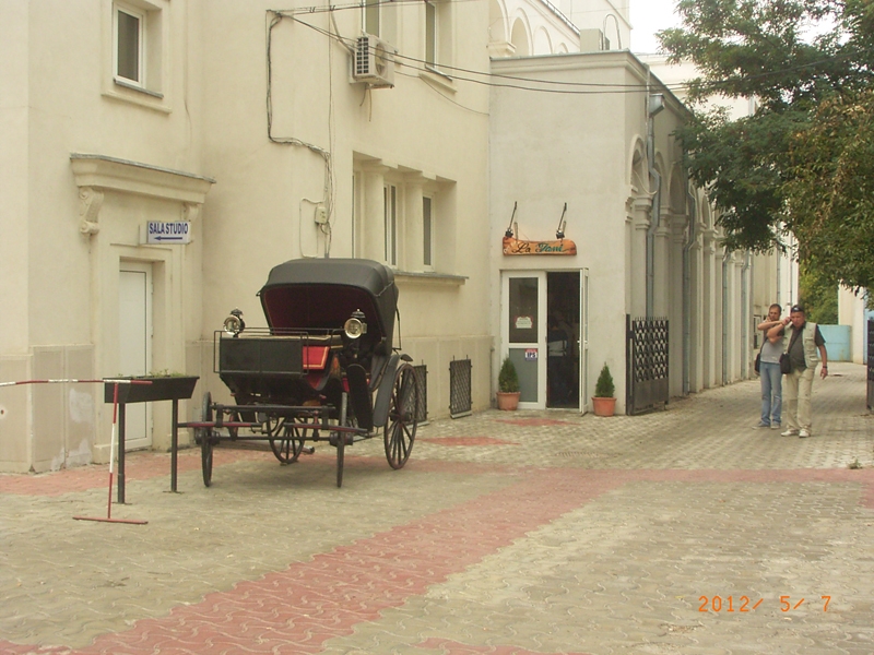 Teatru cu ieşire… la toartă - Cafenea culturală în curte "La Fani"