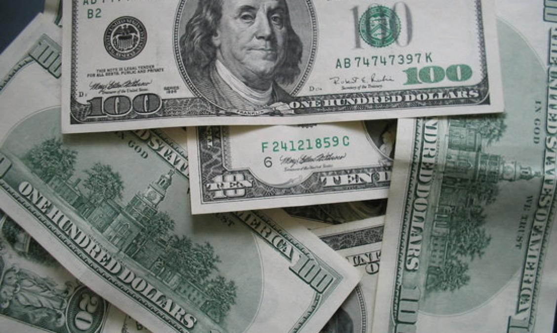 Dolarul a crescut de la începutul lunii cu 9 bani