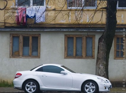 Cu desuurile în văzul lumii 