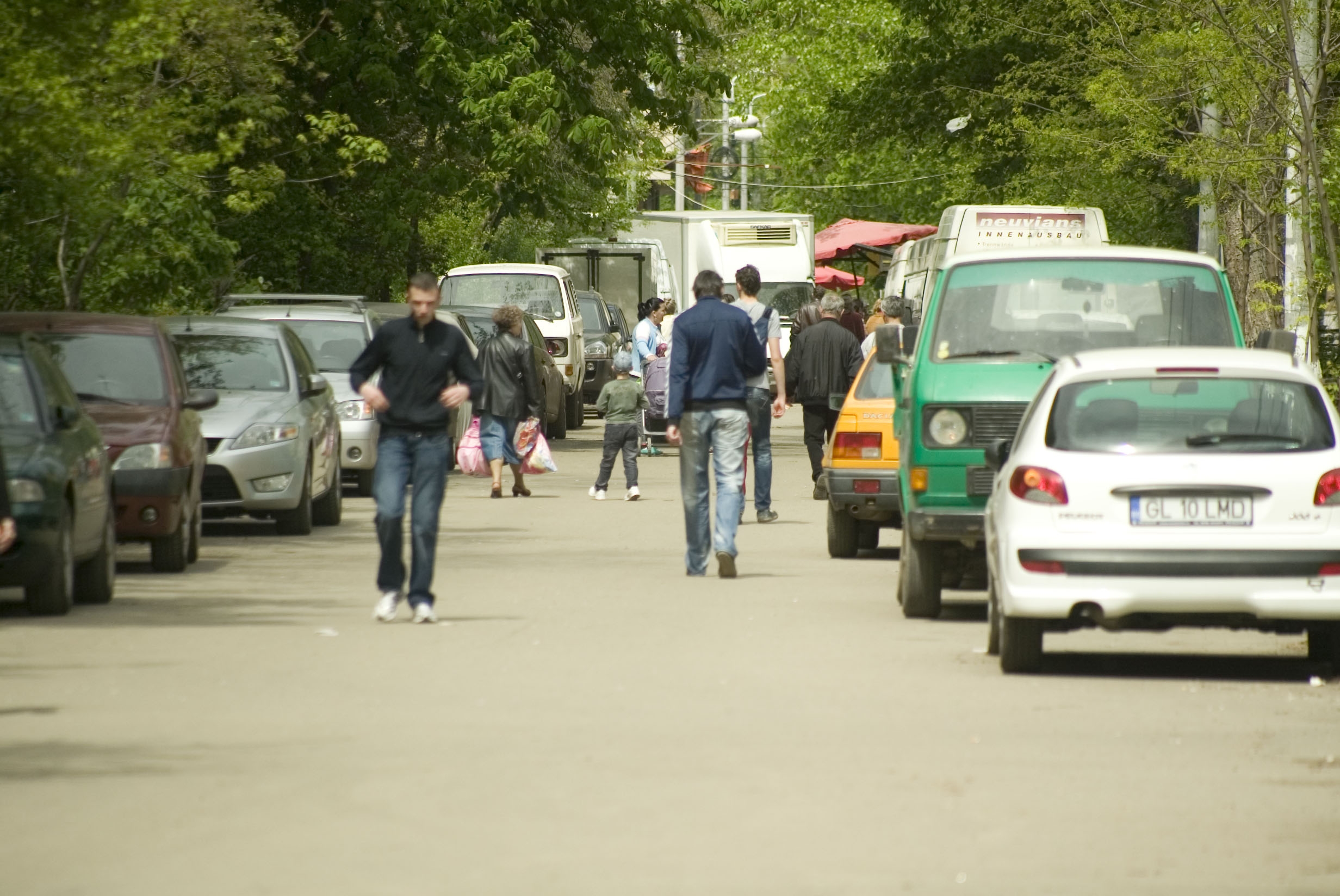 Aleea Comerţului, pietonală, dar plină de maşini!