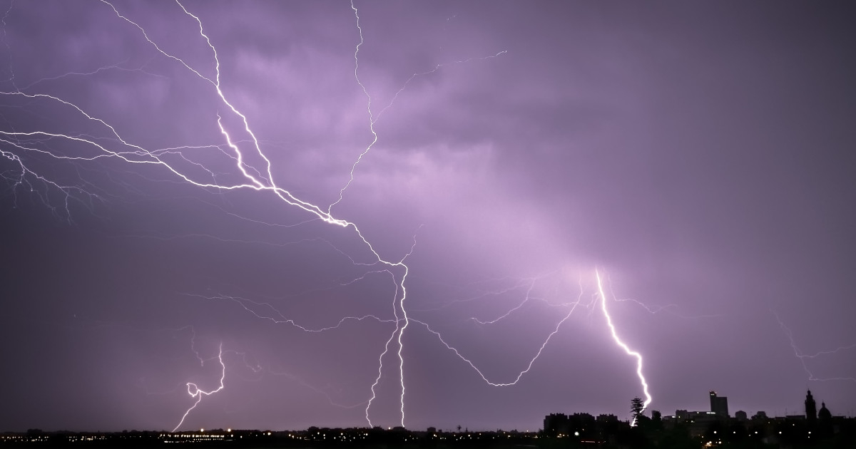 Weekend cu ploaie şi furtuni