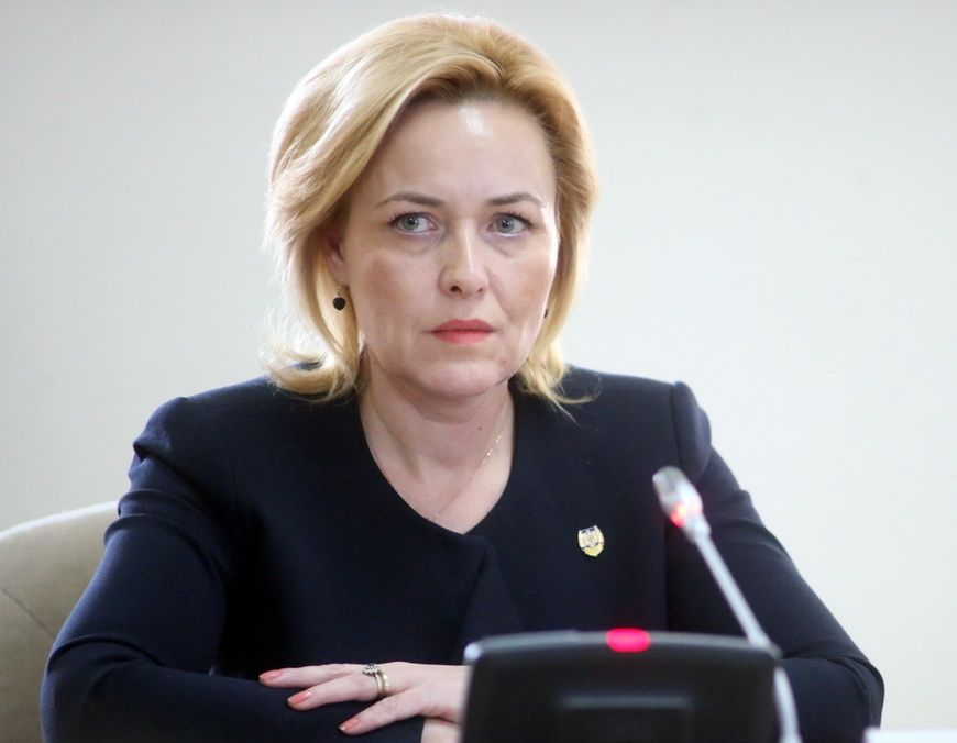 80 de lucrări de doctorat, verificate