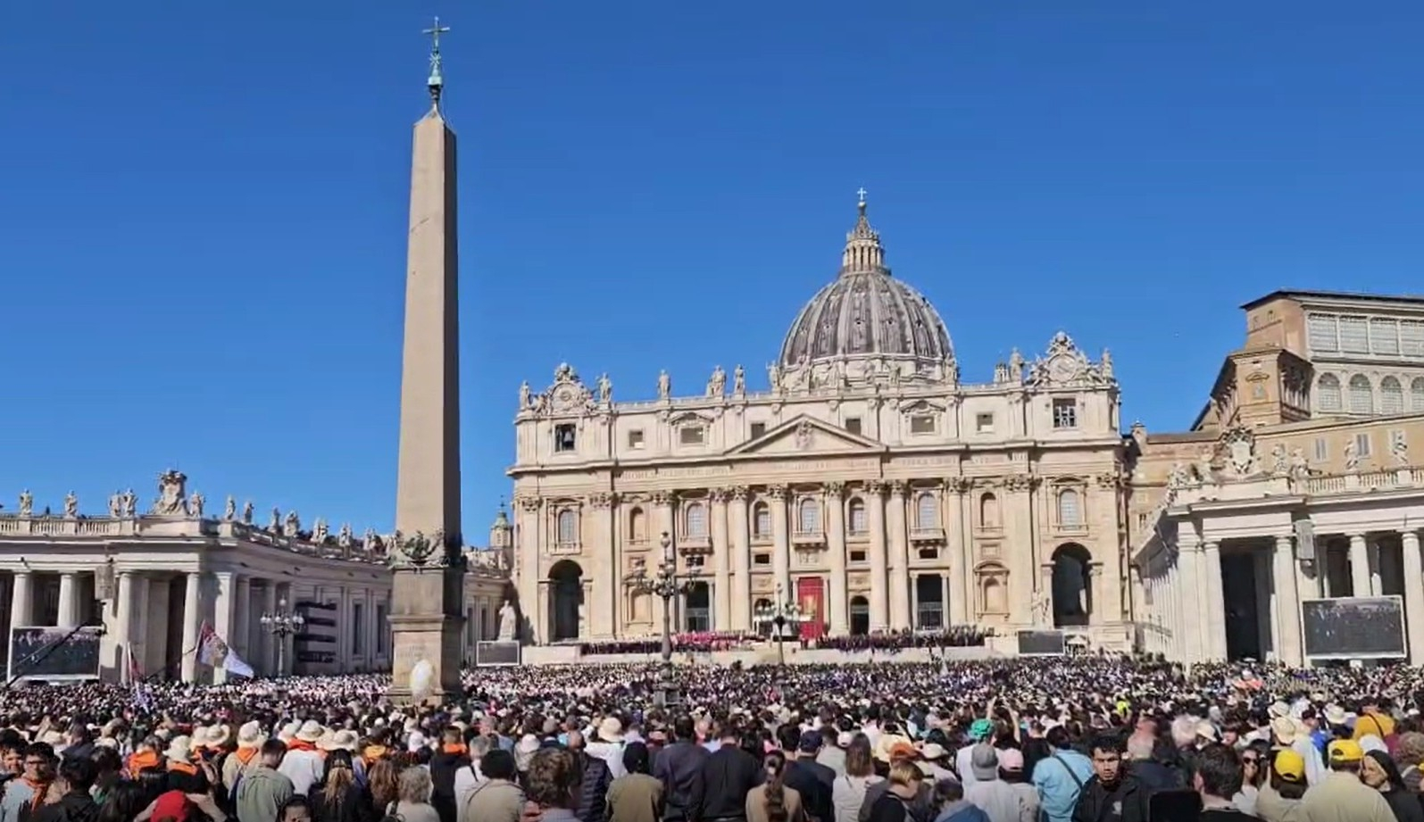 Zeci de mii de oameni în Piața Sfântul Petru, la înmormântarea Papei Francisc