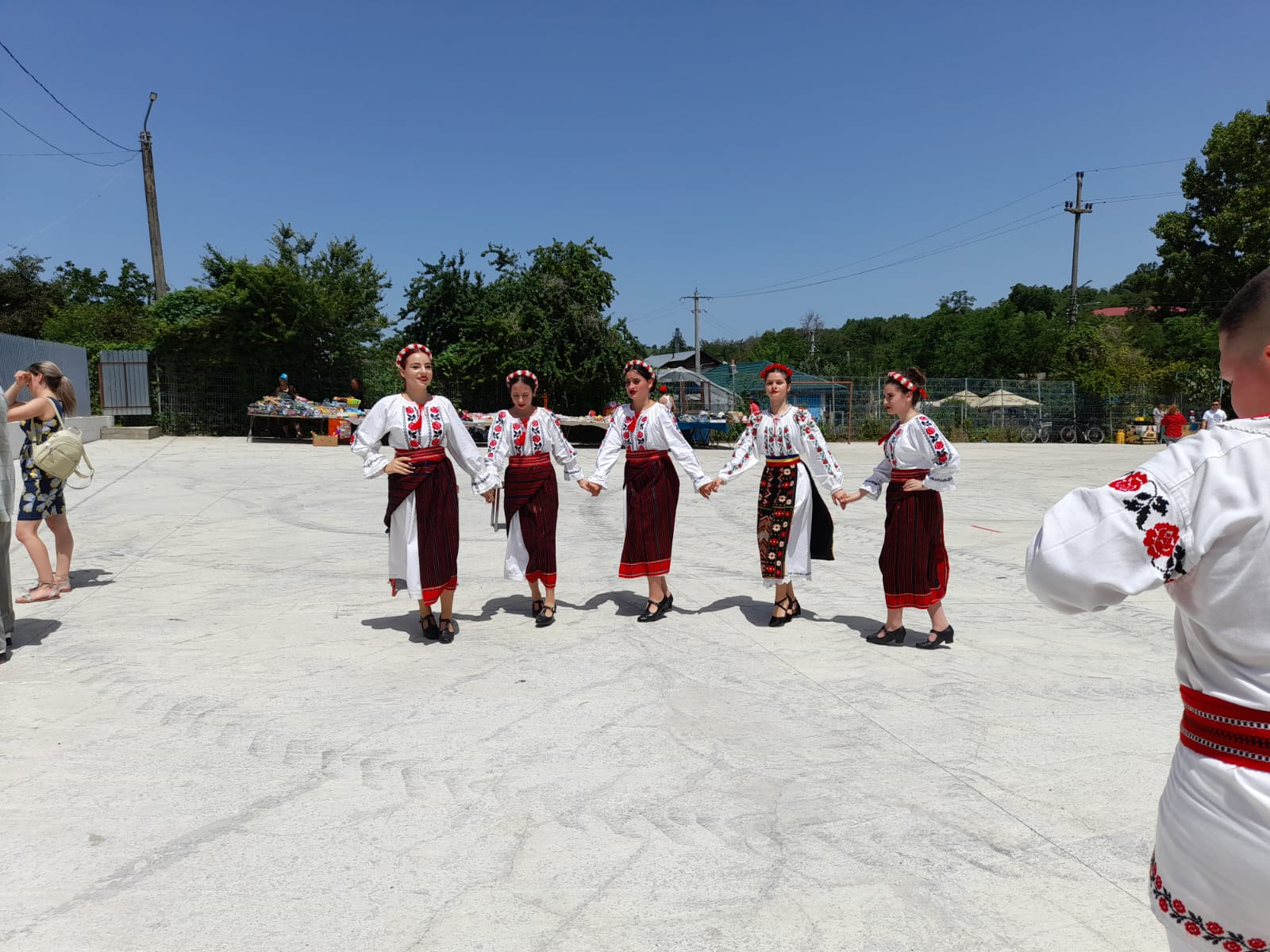 300 de elevi gălăţeni au actualizat tradiția regională. Festivalul „Flori de Tei”, o bucurie pentru suflet (FOTO și VIDEO)