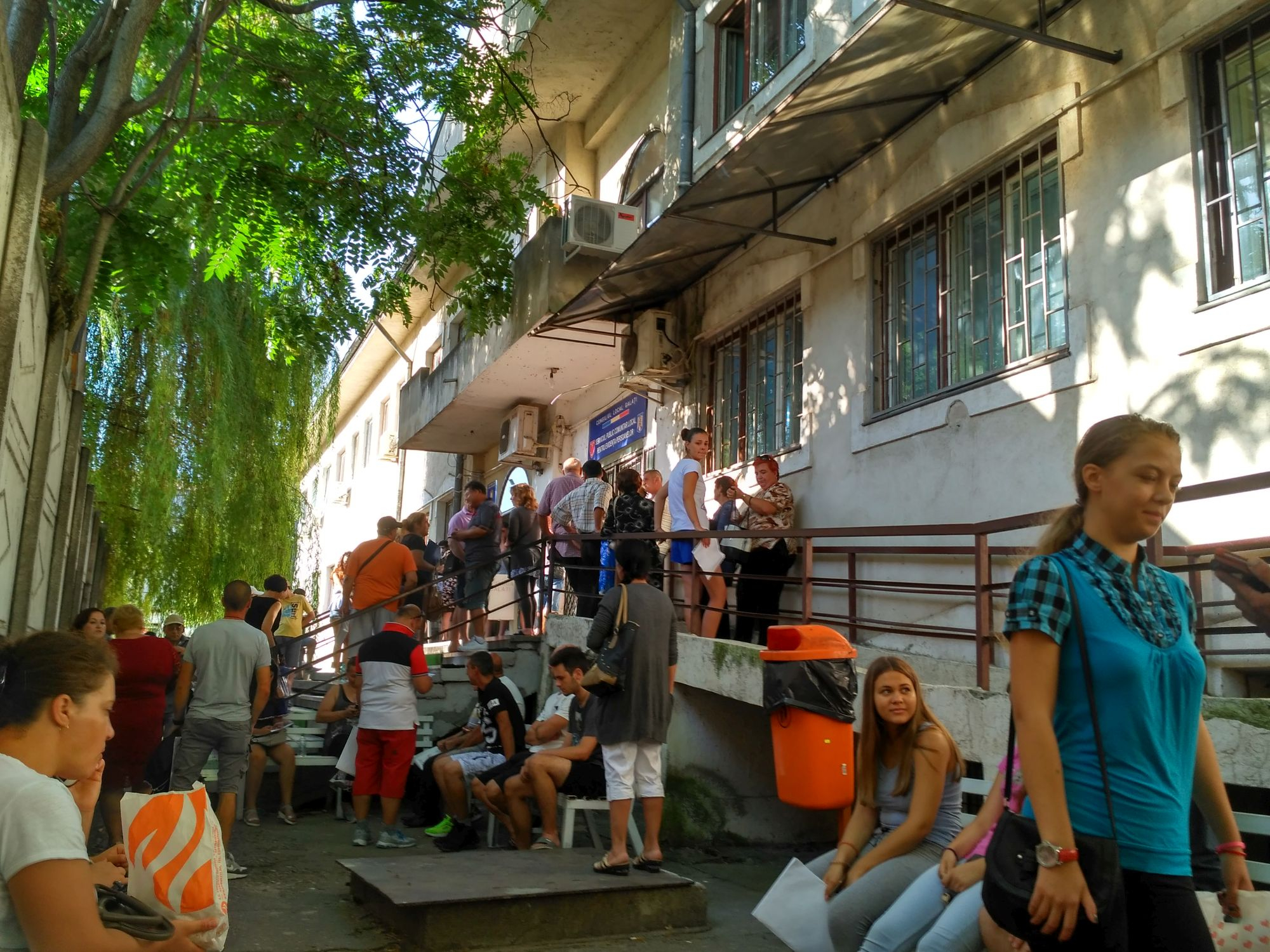 Birocraţie, aroganţă şi suspin | Câte ore stai la COADĂ pentru un NOU BULETIN