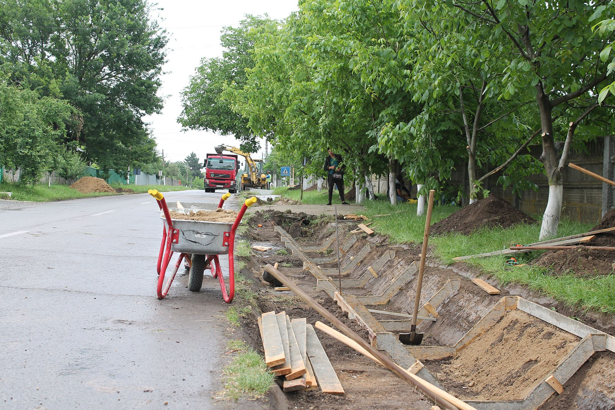 Comună gălăţeană mică, visuri mari. Proiecte de MODERNIZARE a drumurilor şi a reţelei de canalizare (FOTO)