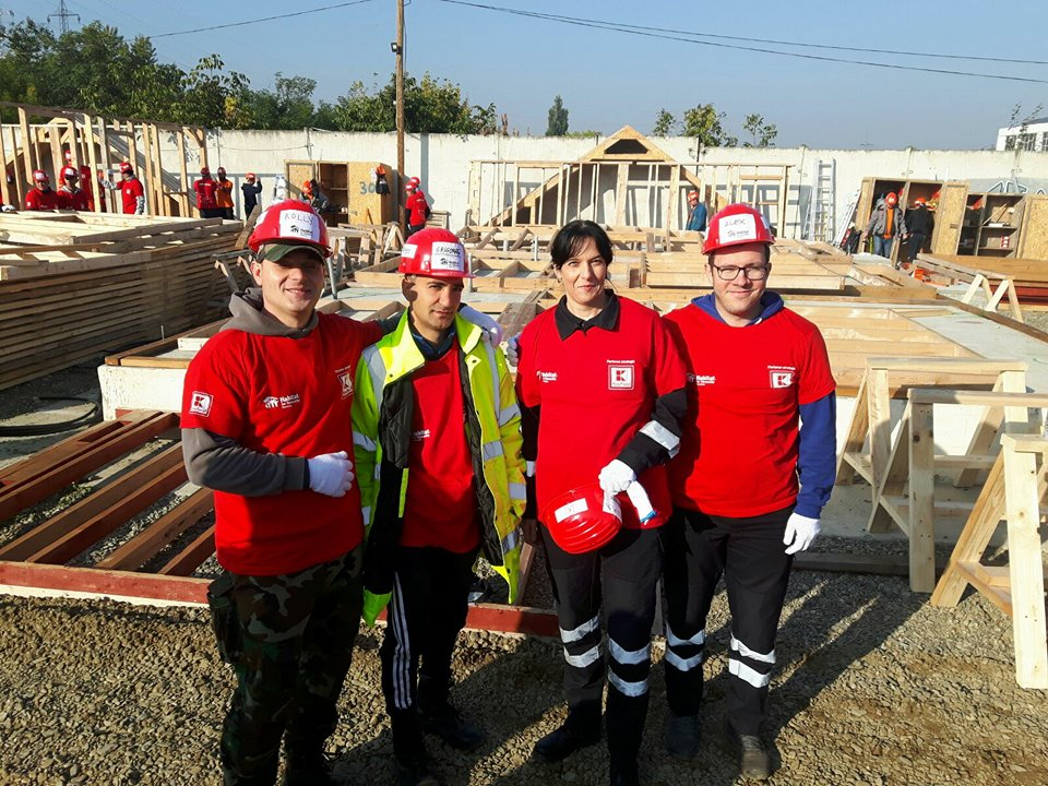 VOLUNTARI gălăţeni, în ajutorul unor familii sărace