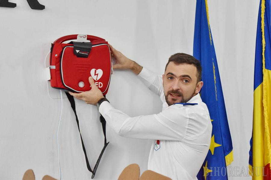 Oradea, primul oraș din țară cu defibrilatoare automate în școli