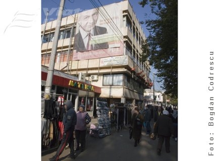 Cine tolerează afişele politicienilor?