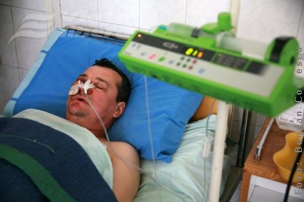 Tată şi fiu, înjunghiaţi în stil „de cartier”