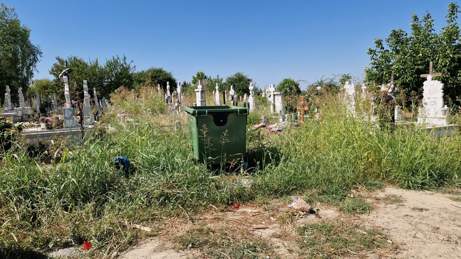 Cimitirul „Sf. Lazăr”, „ecosistem comun de nesimțire și nepăsare” (FOTO)