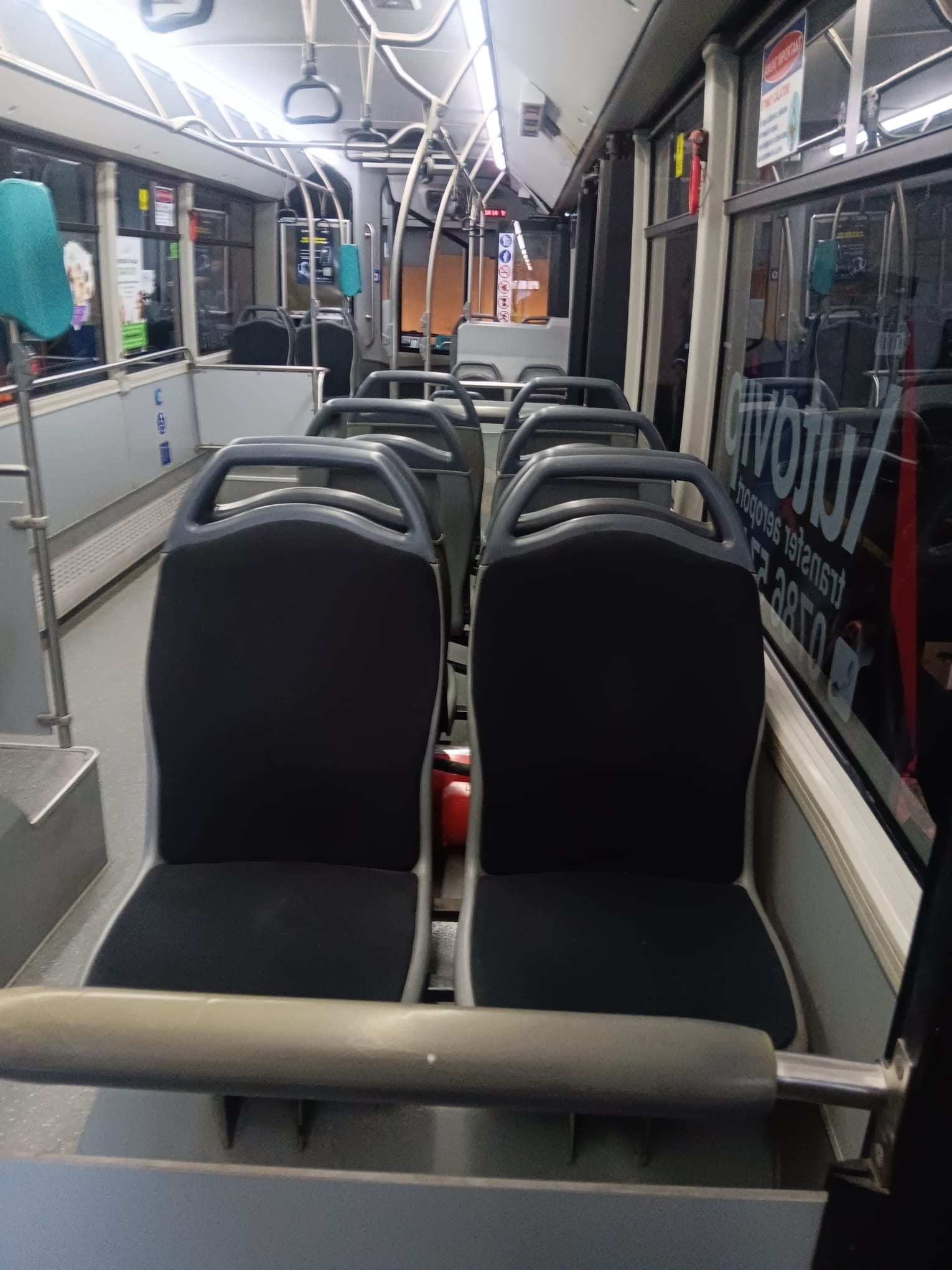 Scaune „primenite” în mijloacele de transport Transurb, pentru că erau rupte, murdare şi urât mirositoare (FOTO)