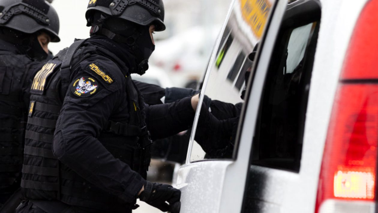 S-a tras cu arma lângă o secție de poliție din Galaţi. Liniștea publică, tulburată grav de găști