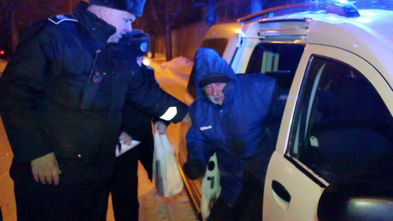 Cu ajutorul poliţiştilor locali, oamenii străzii au primit mâncare de la Cantina de Ajutor Social