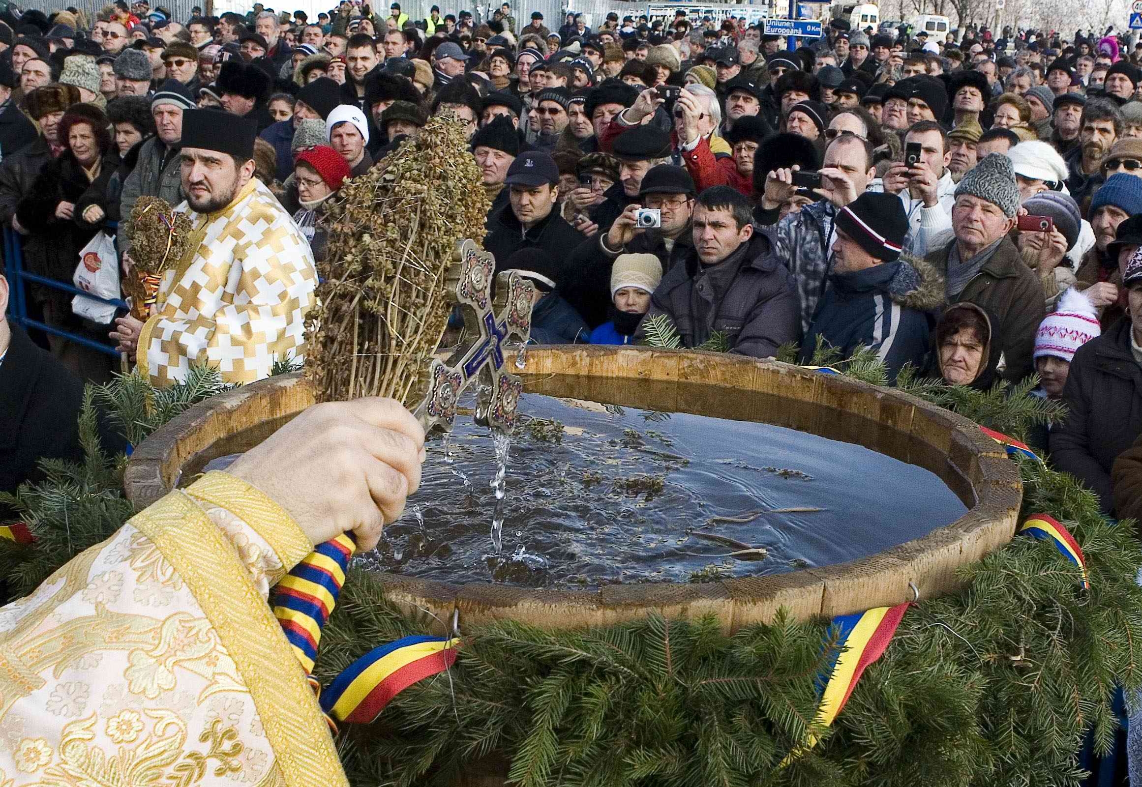  Tradiţii: Boboteaza sau Iordănitul