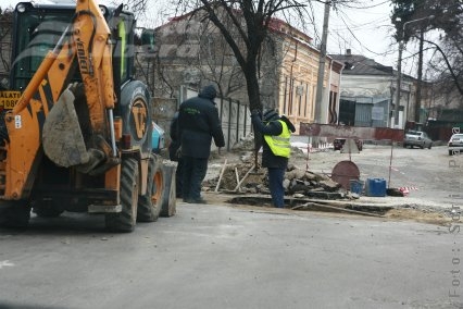 Adopţie de gropi şi pac!, la gazetă…   