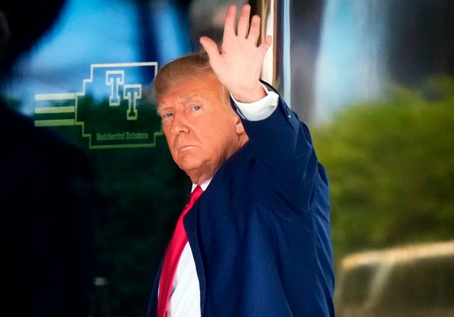 Donald Trump, pus oficial sub învinuire