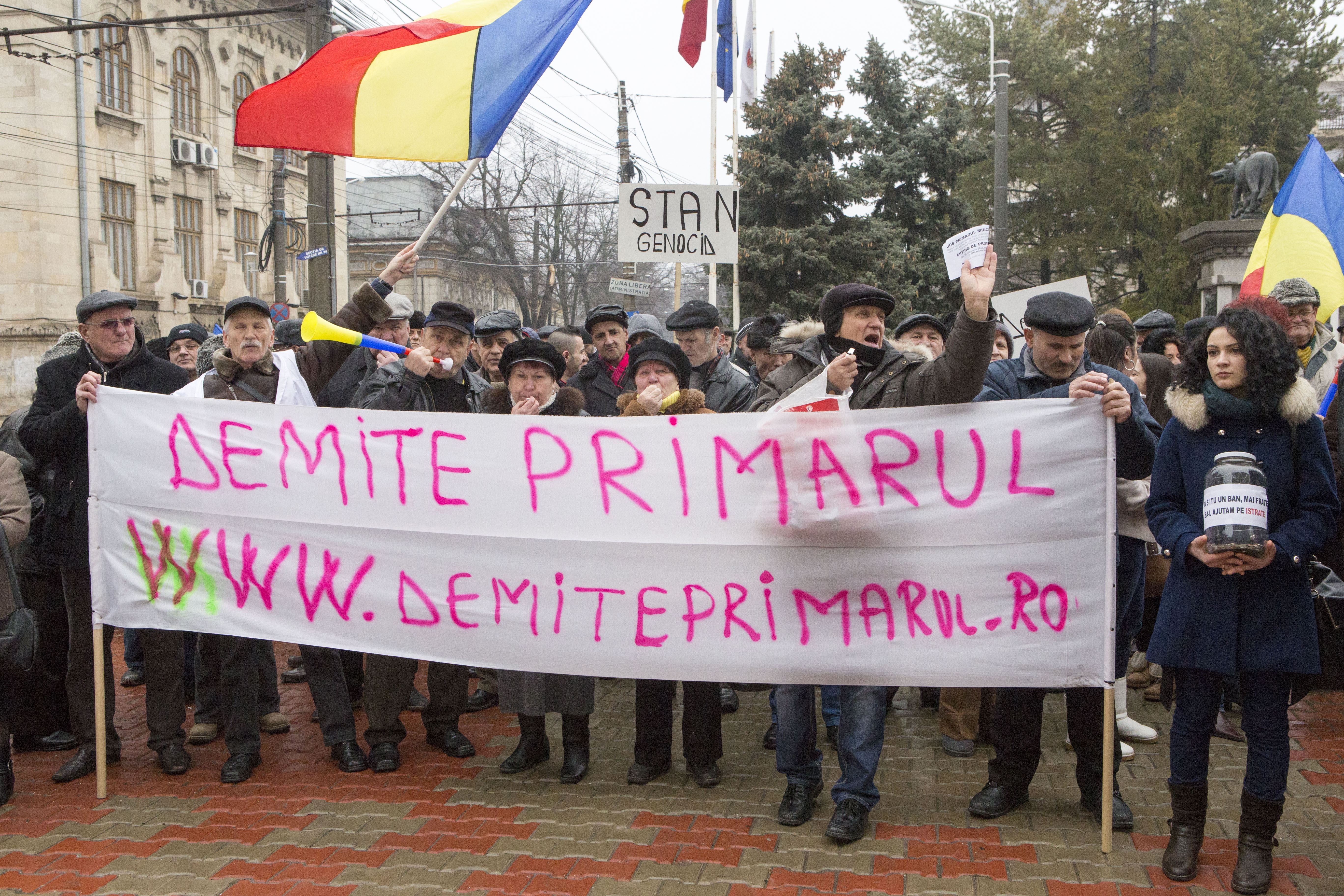 POLITICĂ DE WEEKEND/ Semnăturile PMP - referendum sau bază de date cu caracter personal?