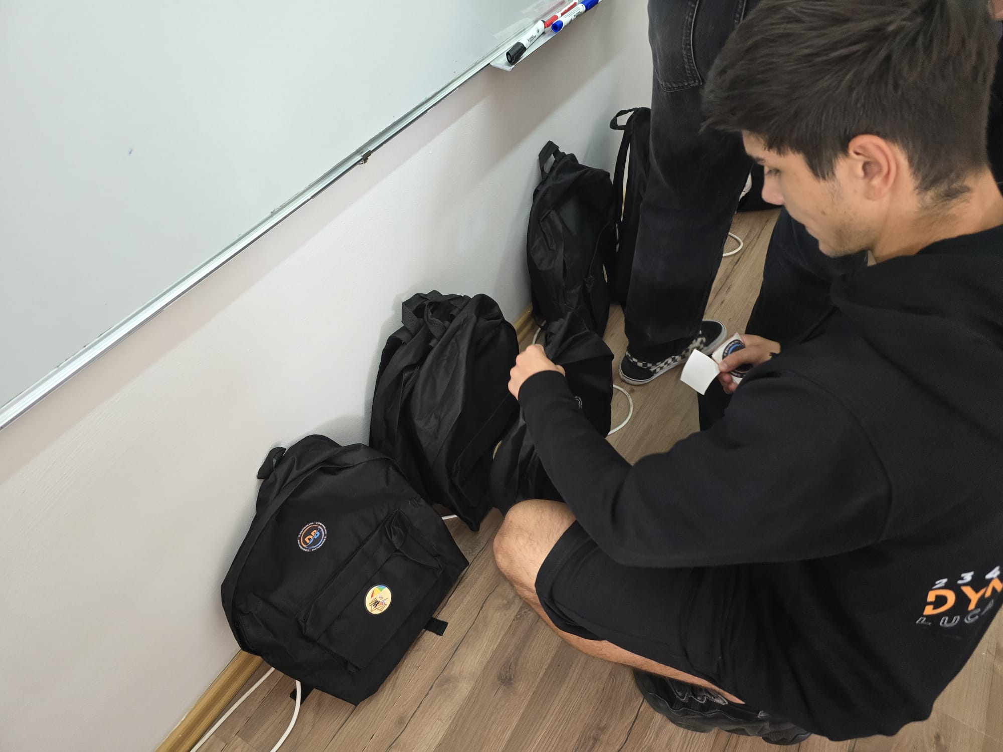 Membrii echipei de robotică DynaByte, în sprijinul unor elevi vasluieni