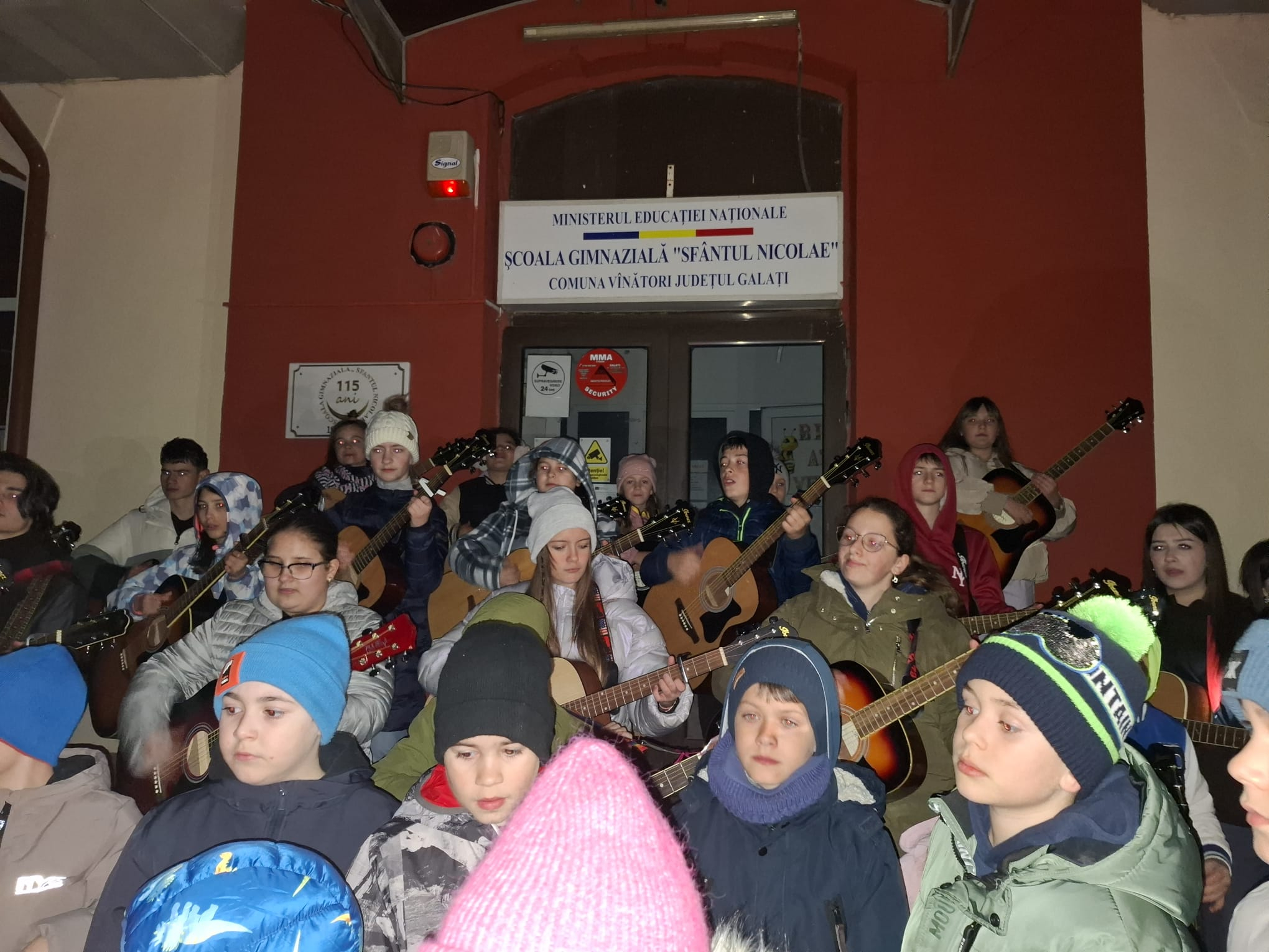 Şcoala „Sf. Nicolae” din Vânători a cântat pentru Pământ (video)