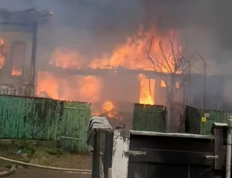 Pompierii gălăţeni intervin la un incendiu masiv la Soveja