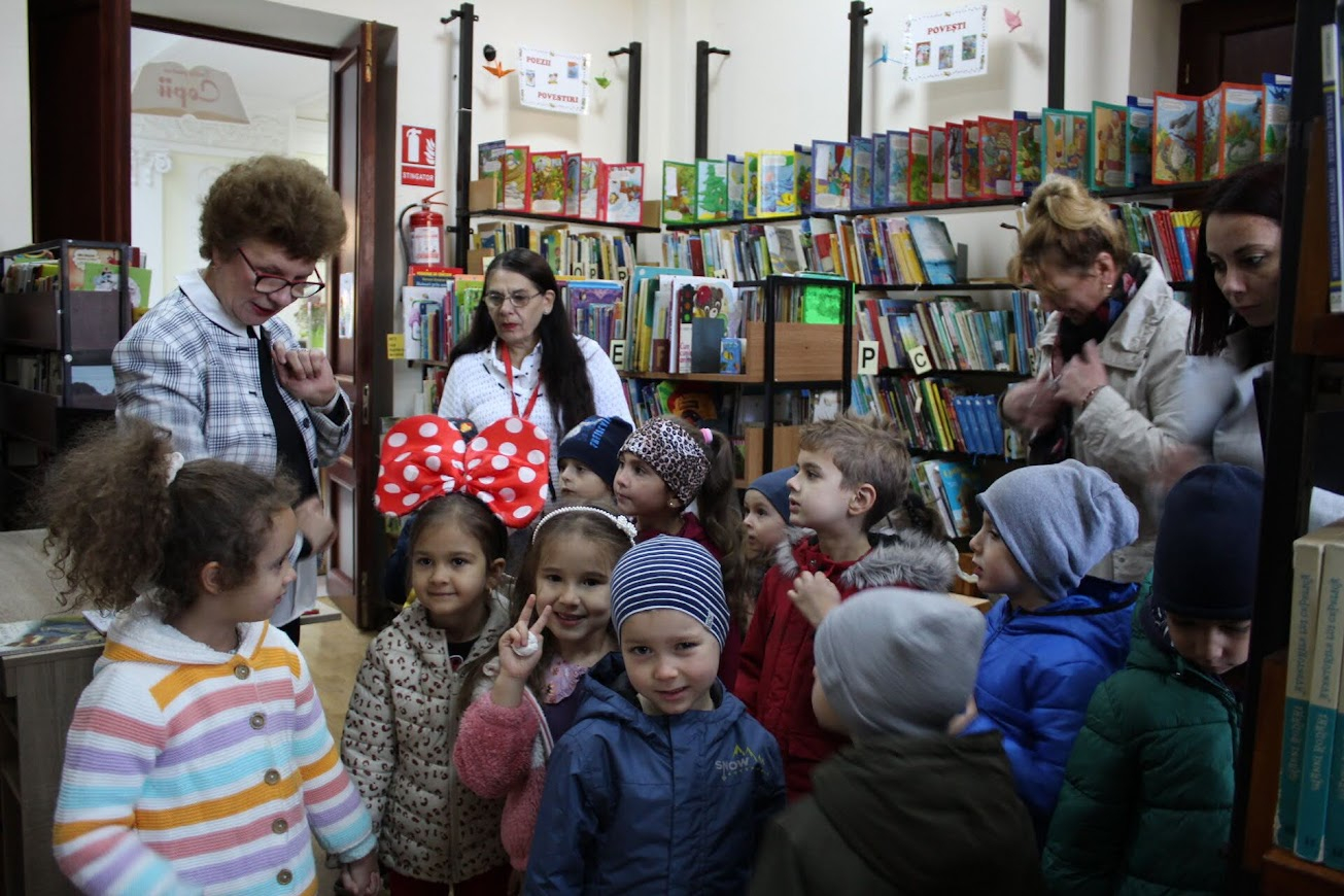 Micuți fascinați de lumea cărților