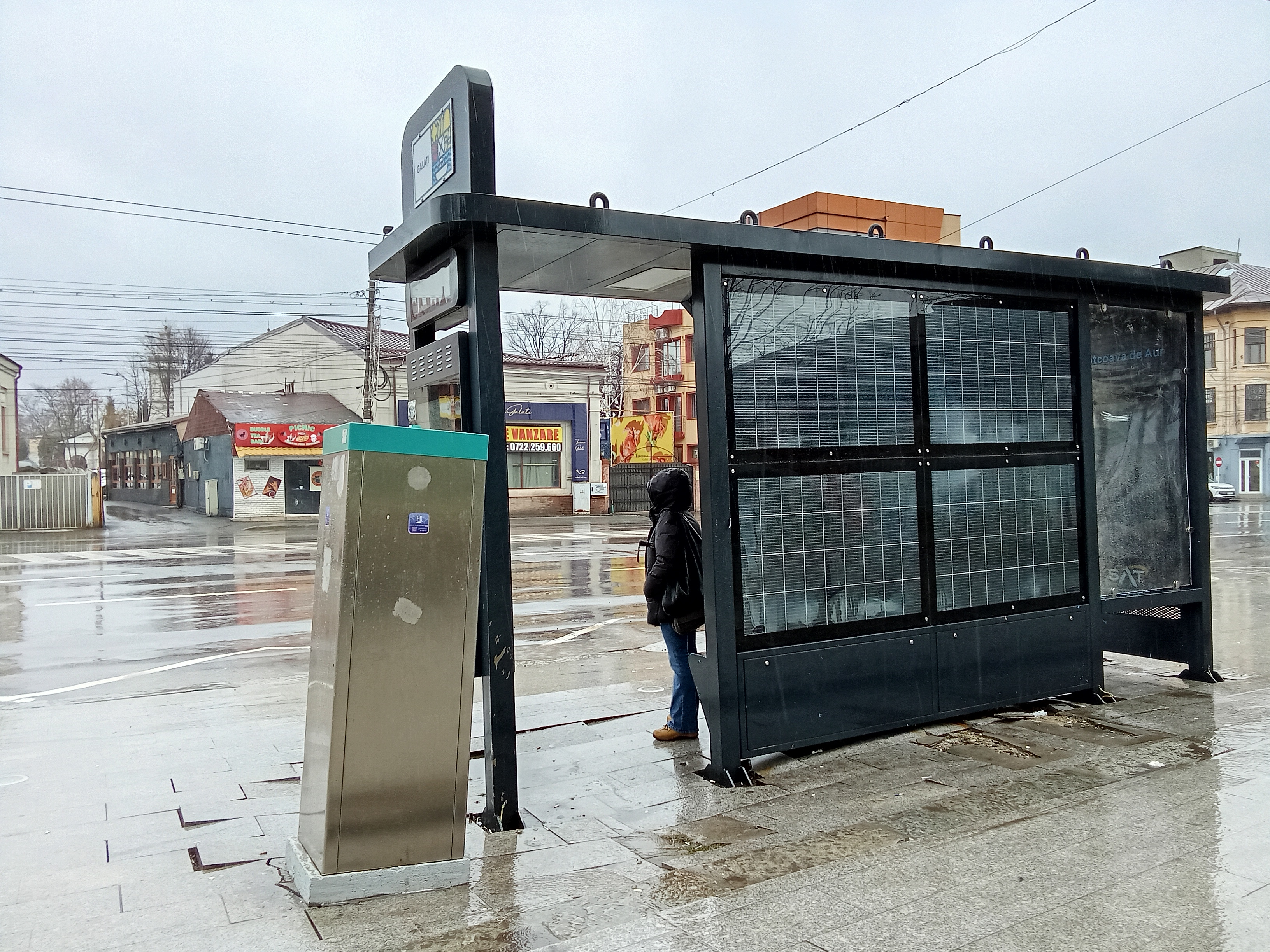 Potcoava... pe valuri: automat de bilete într-o rână și-o stație care se scufundă (FOTO)