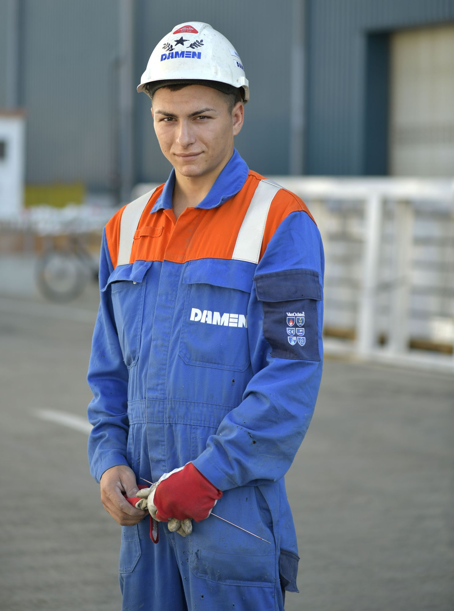 Damen Galaţi şi oamenii săi. Astăzi, Emanuel – sudor în cadrul Secţiei I Cala Bazin