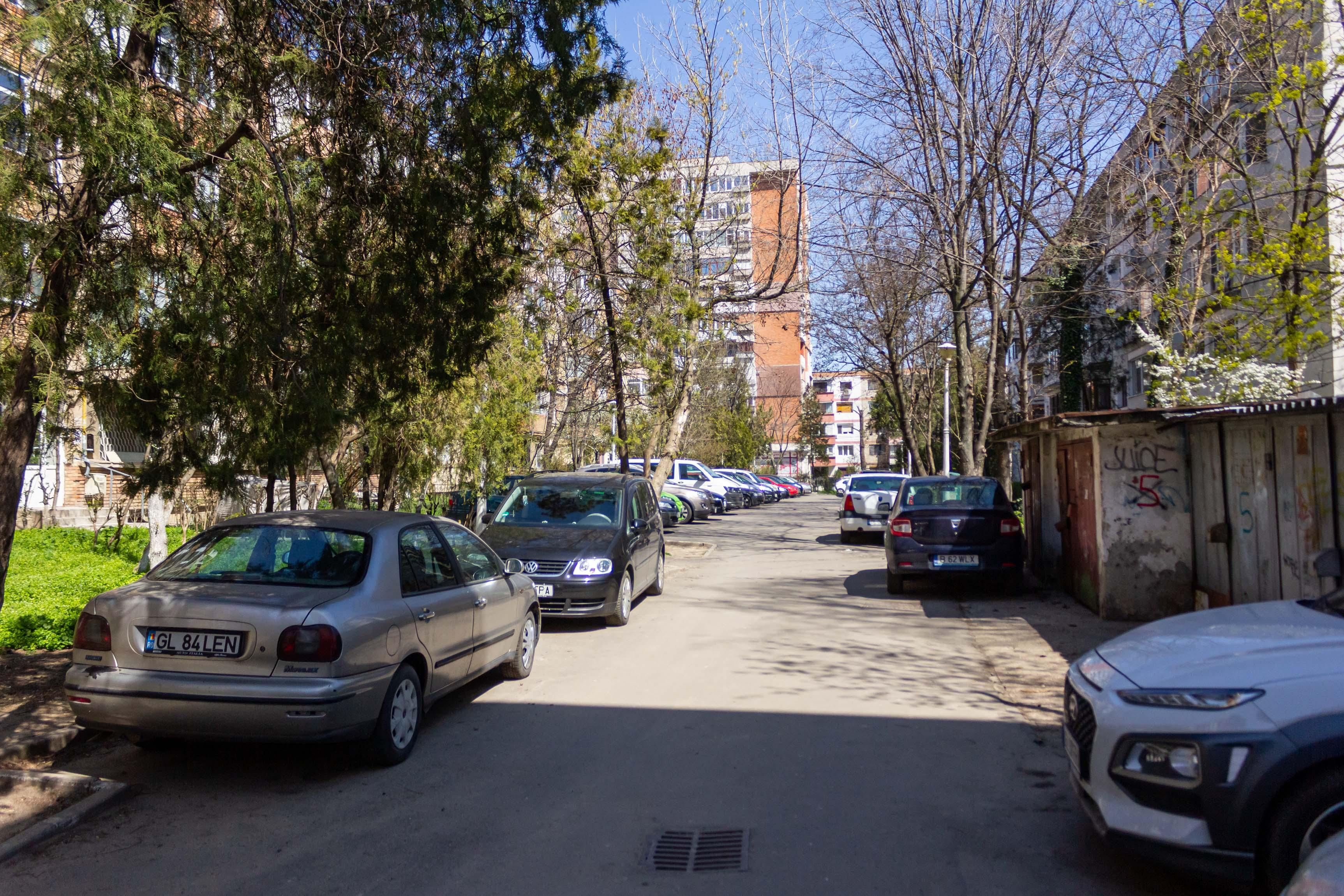 Primăria, asaltată cu cereri pentru locuri de parcare, deşi regulamentul este încă în dezbatere