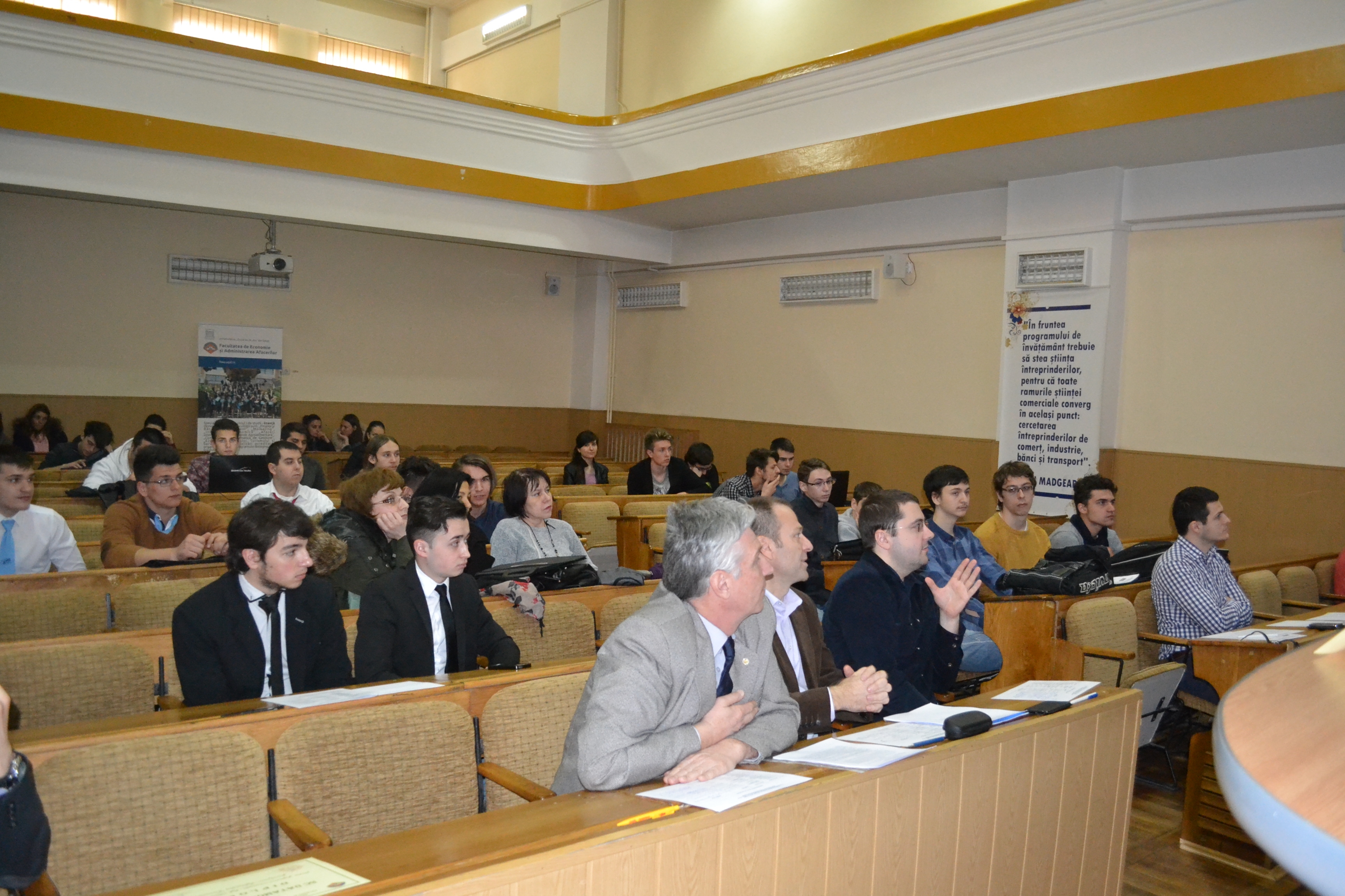 Doi elevi de la Liceul "Dunărea" au realizat o APLICAŢIE pentru smartphone care îţi poate spune preţul cel mai mic al unui produs