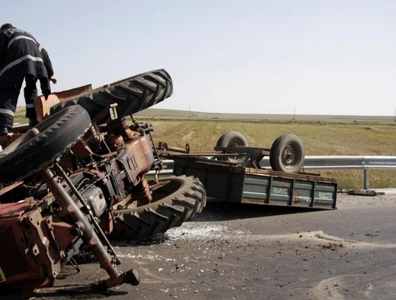 Gălățean strivit de tractor, pe un drum judeţean