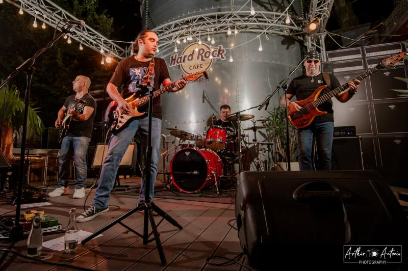 Două seri cu Over, la Versus