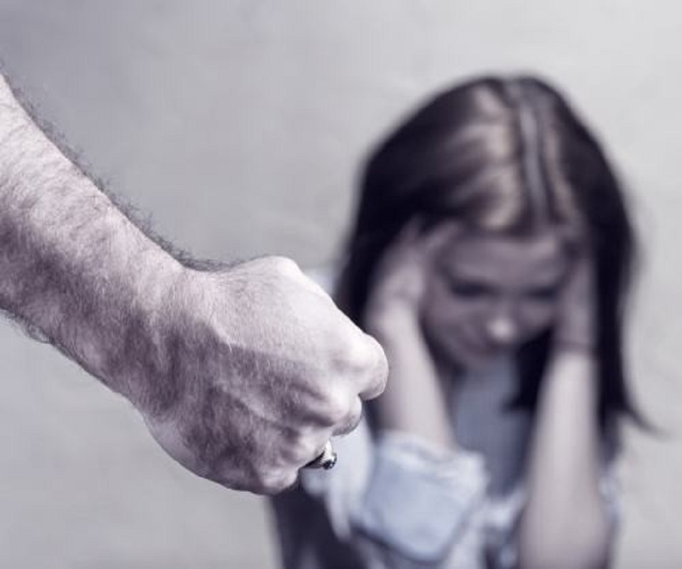 Cercetat penal după ce şi-a lovit de mai multe ori soţia