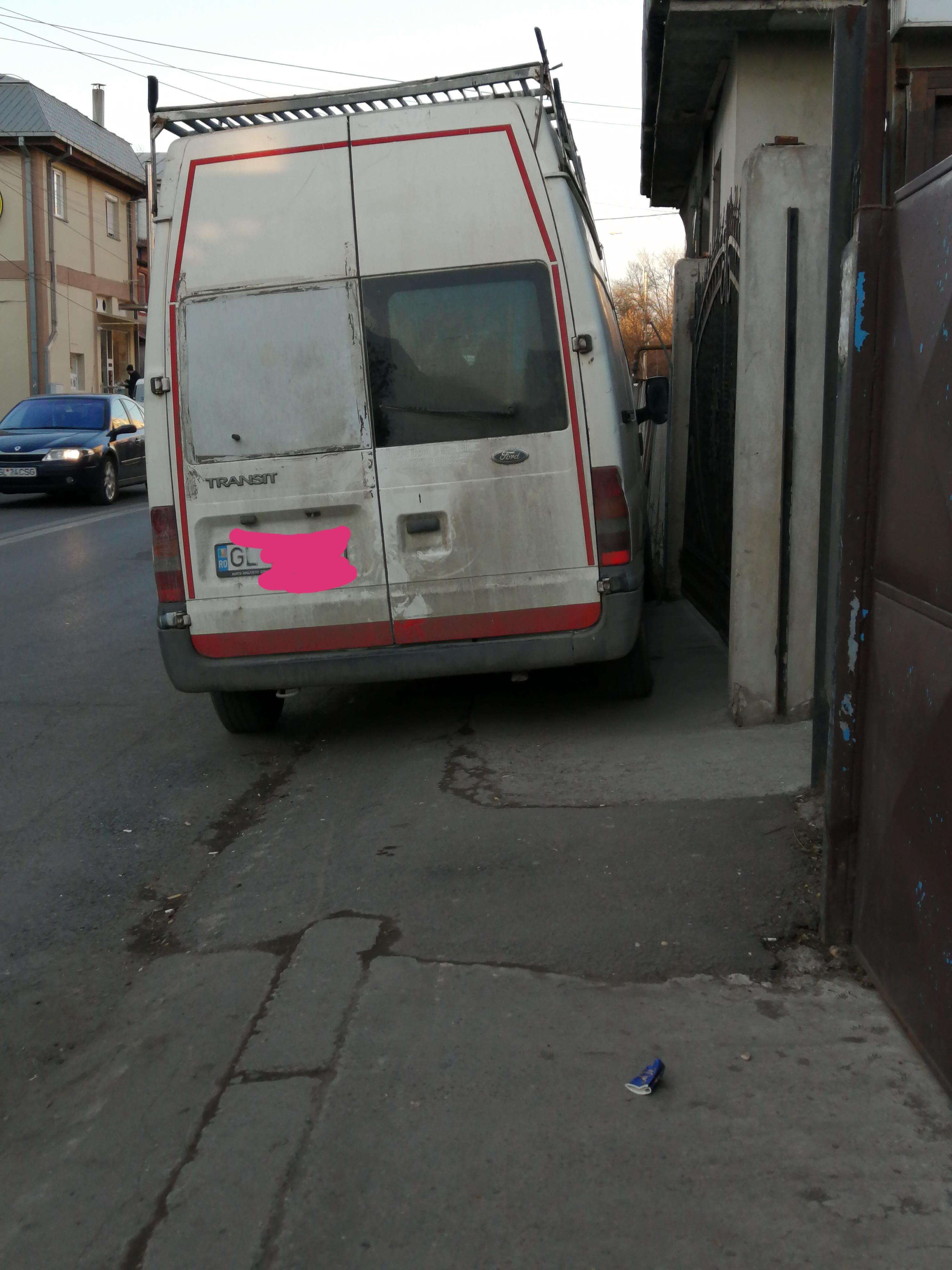 Trotuarul, înghiţit de maşini