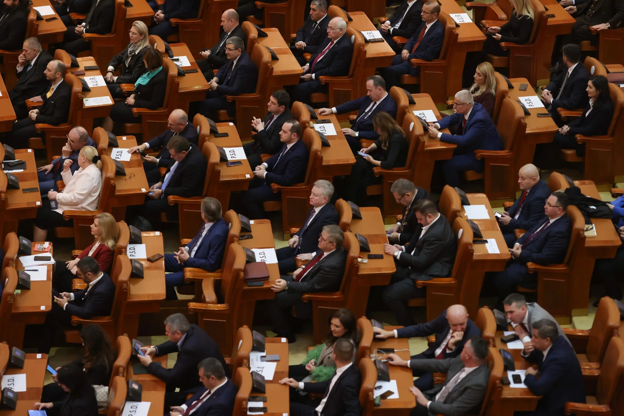 Politică și circ, în prima ședință a Parlamentului